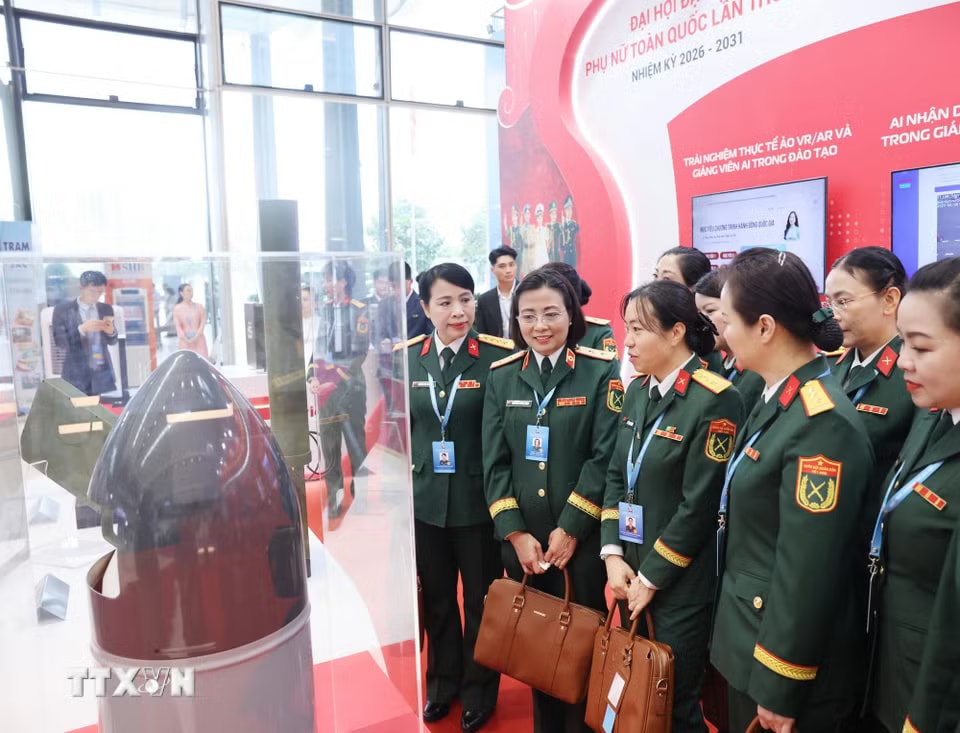 Đại biểu Phụ nữ Quân đội tham quan gian trưng bày của Tập đoàn Công nghiệp – Viễn thông Quân đội (Viettel) tại Đại hội đại biểu Phụ nữ toàn quốc lần thứ XIV. (Ảnh: Lâm Khánh/TTXVN)