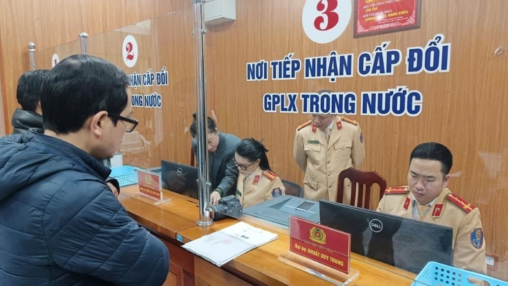 ngay-dau-csgt-cap-doi-giay-phep-lai-xe-quy-trinh-hop-ly-nhanh-chong-khong-tac-nghen-20250301102553-1742517371914-17425173726451483795986.jpg