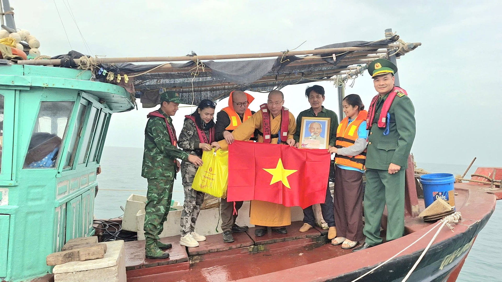 tang-co-to-quoc.jpg