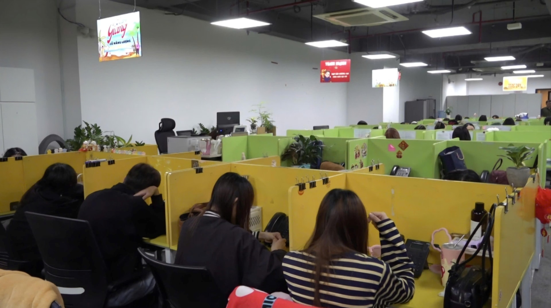 Công an khám xét trụ sở làm việc một địa điểm bán hơp đồng kỳ nghỉ.