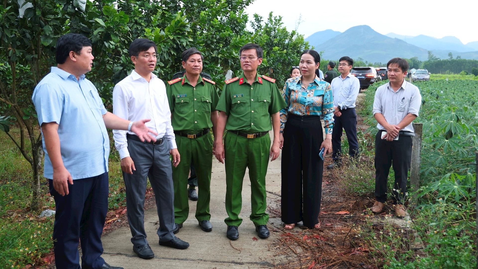 lanh-dao-tinh-quang-ngai-khao-sat-phuong-an-chuyen-doi-co-cau-kinh-te-xa-son-linh.jpg