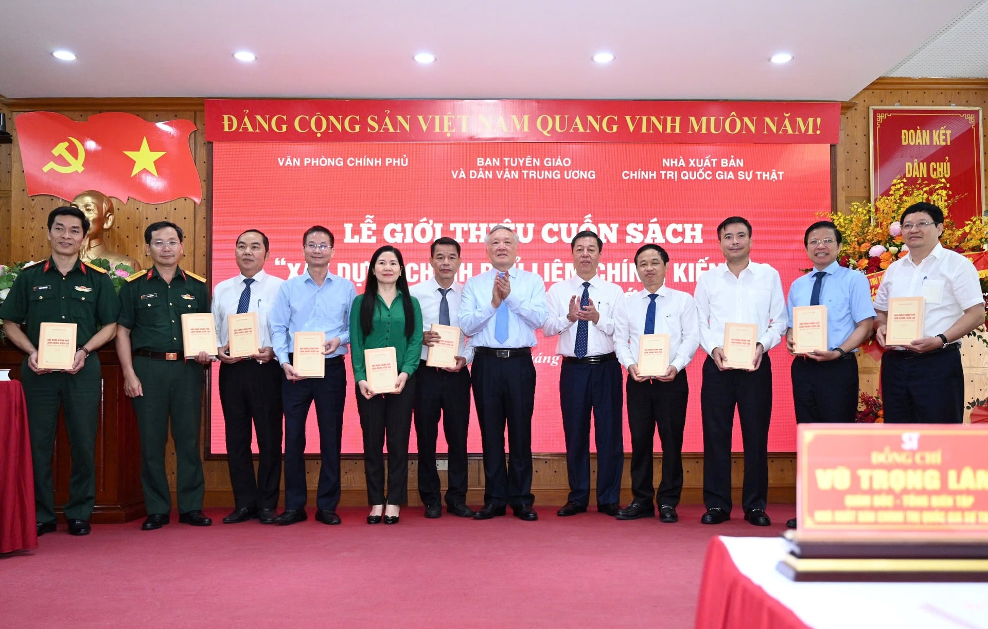 sach-nguyen-hoa-binh-1-.jpg
