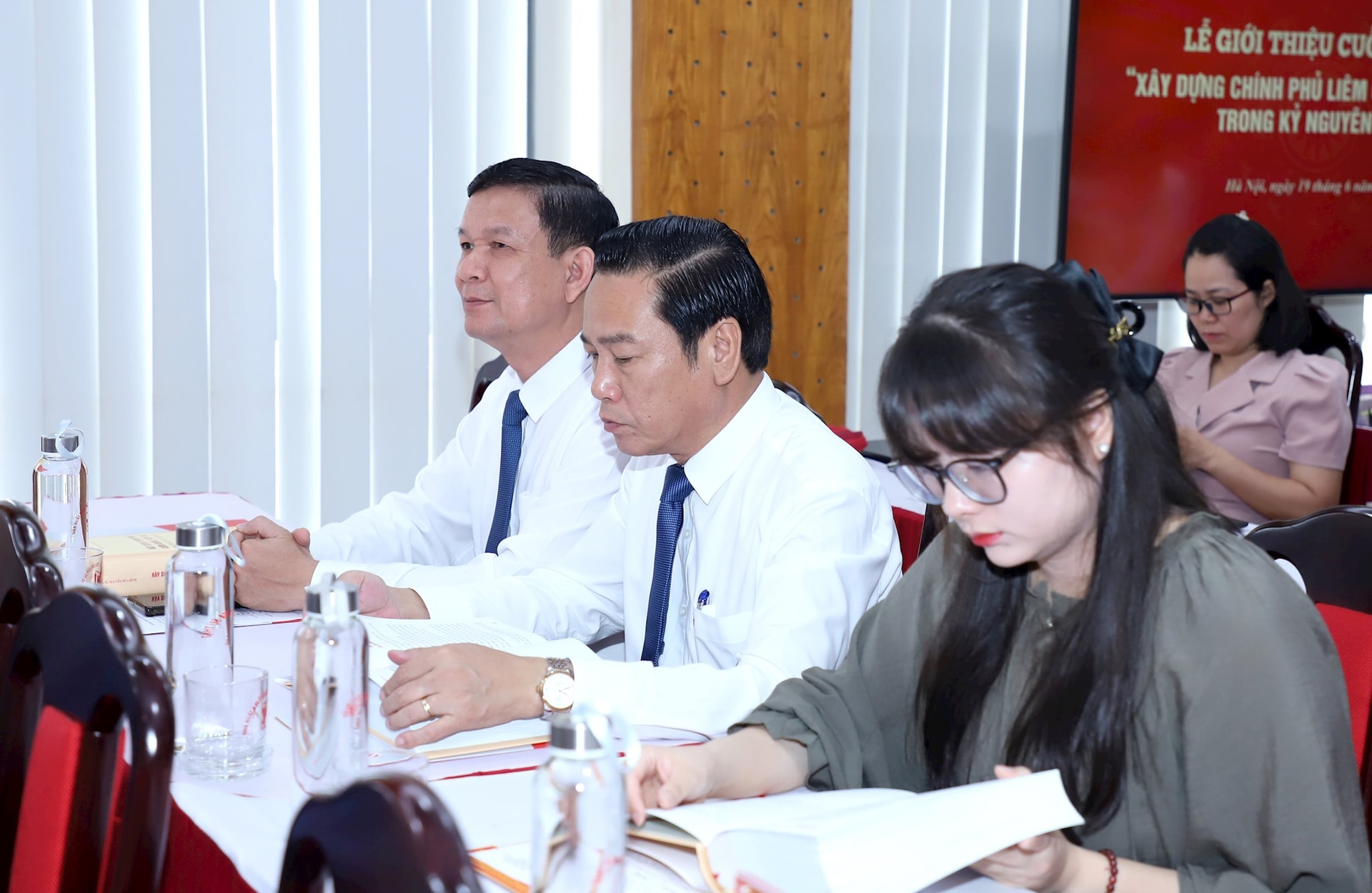 sach-nguyen-hoa-binh-12-.jpg