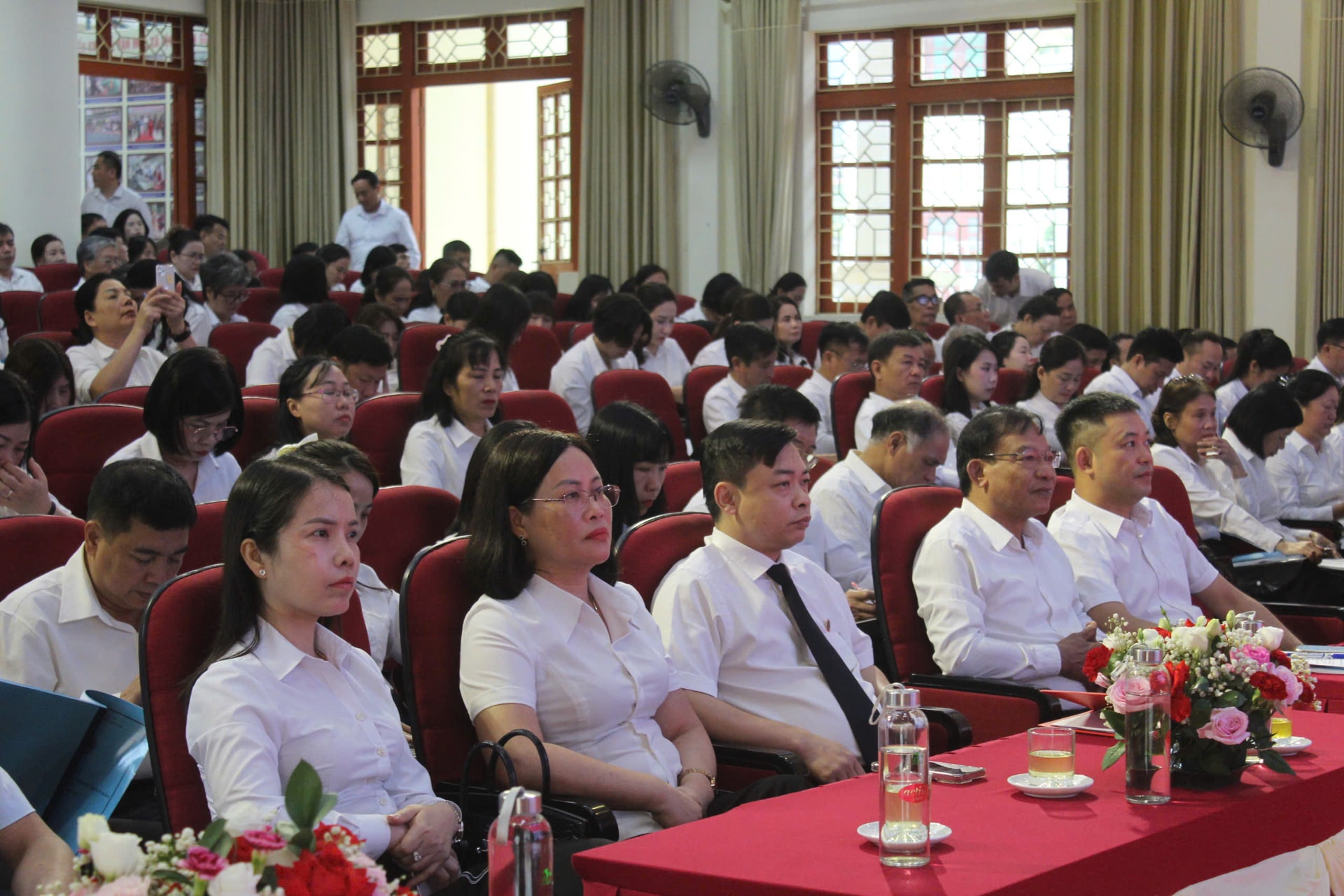 toan-canh-dai-bieu.jpg