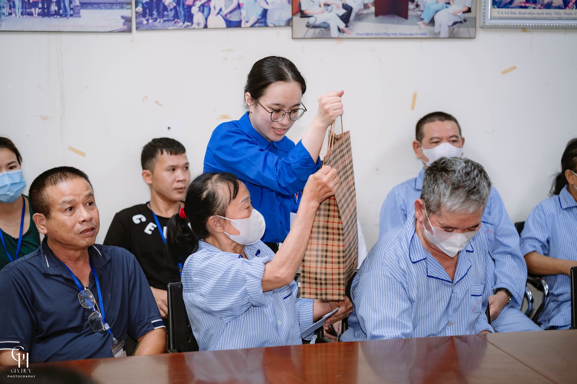 an-can-tham-hoi-va-trao-tang-cac-phan-qua-chua-dung-tinh-than-trach-nhiem-cua-tuoi-tre-toa-an-nhan-dan.jpg