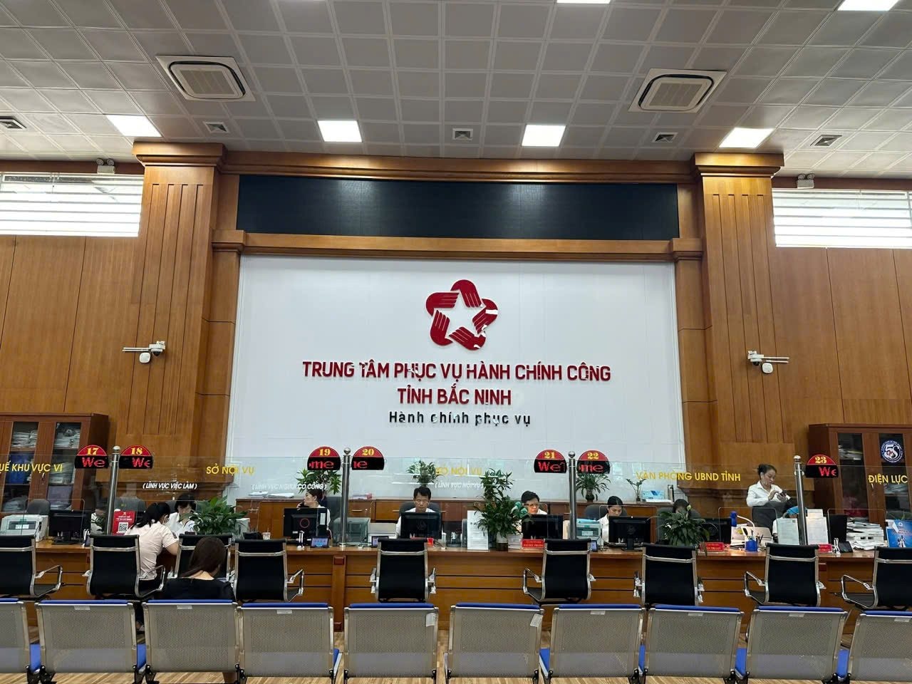 trung-tam-phuc-vu-hanh-chinh-cong-tinh.jpg