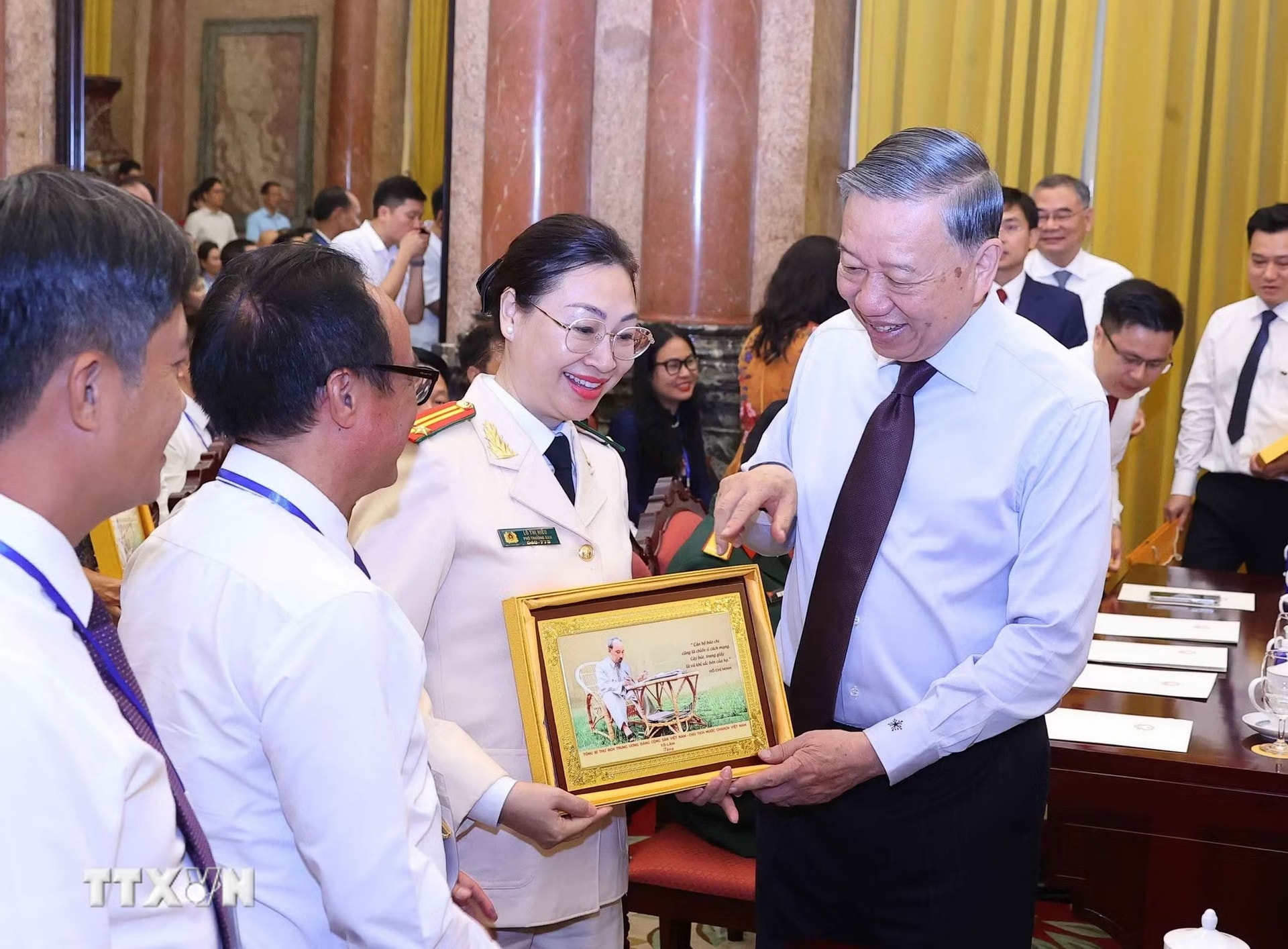 ttxvn-1806-tong-bi-thu-nha-bao-tieu-bieu-5.jpg