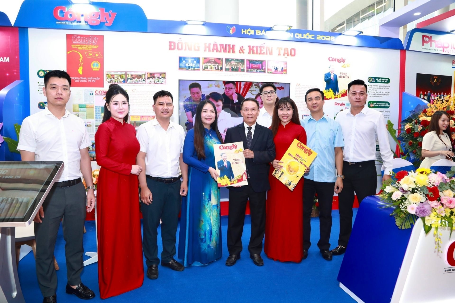 gian-trung-bay-bao-cong-ly-2.jpg