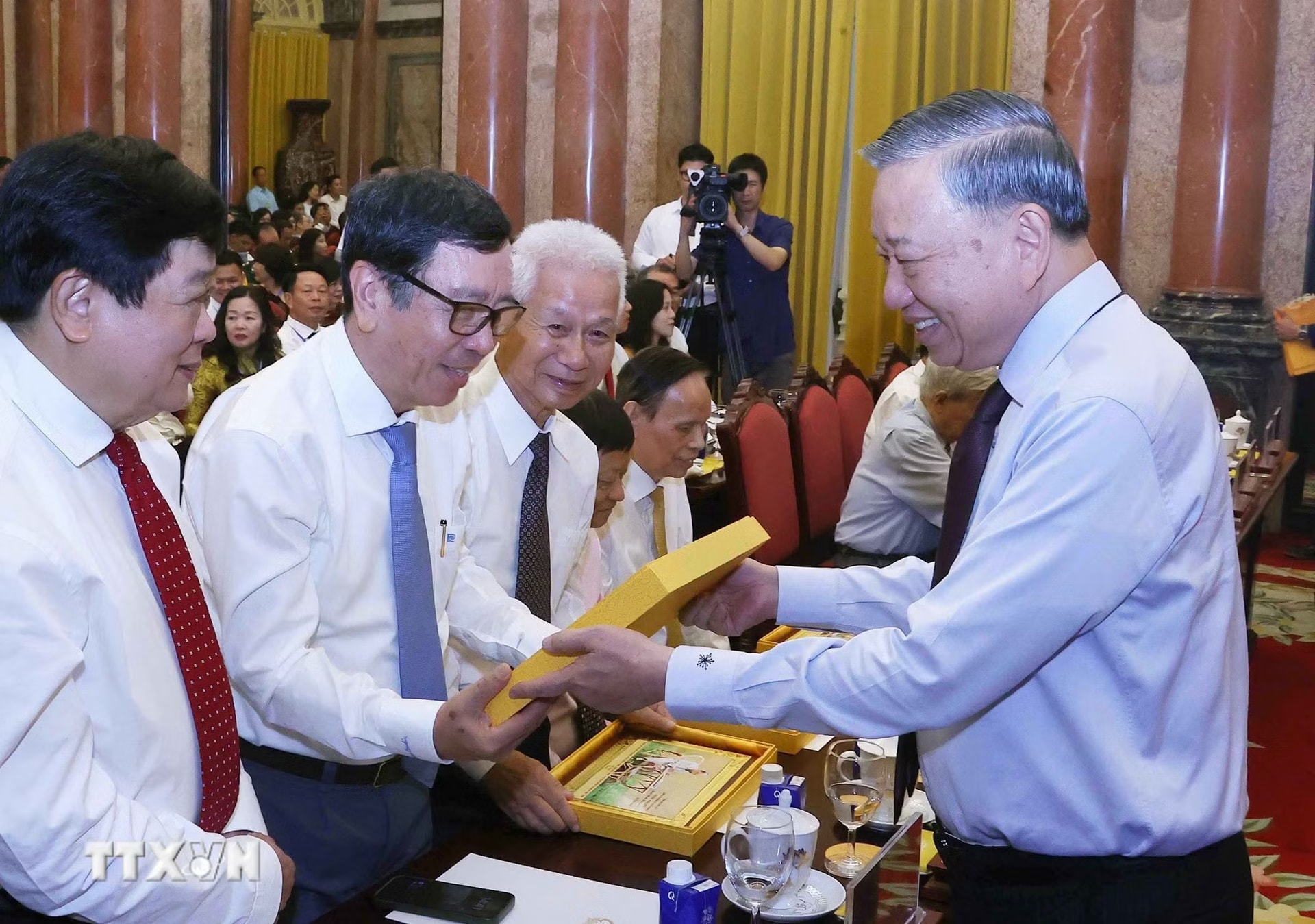ttxvn-tong-bi-thu-chu-tich-nuoc-gap-mat-101-nha-bao-tieu-bieu-6.jpg