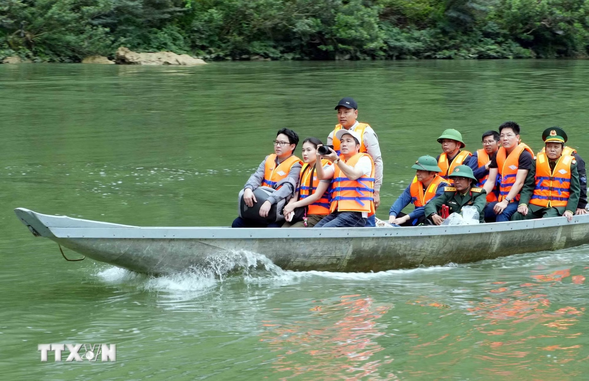 Các phóng viên báo chí Trung ương và địa phương di chuyển bằng thuyền hơn 2 tiếng đồng hồ vào bản Nước Đắng, xã Trường Sơn (Quảng Trị) phục vụ công tác thông tin tuyên truyền về bầu cử sớm. (Ảnh: Tá Chuyên/TTXVN) ttxvn-0803-bau-cu-som-xa-bien-gioi-truong-son-quang-tri-9.jpg