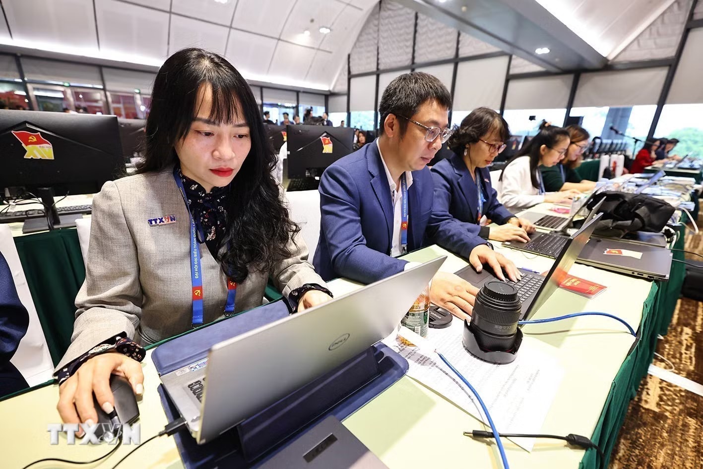 ttxvn-phong-vien-tac-nghiep-tai-dai-hoi-xiv-cua-dang-8541255-5.jpg