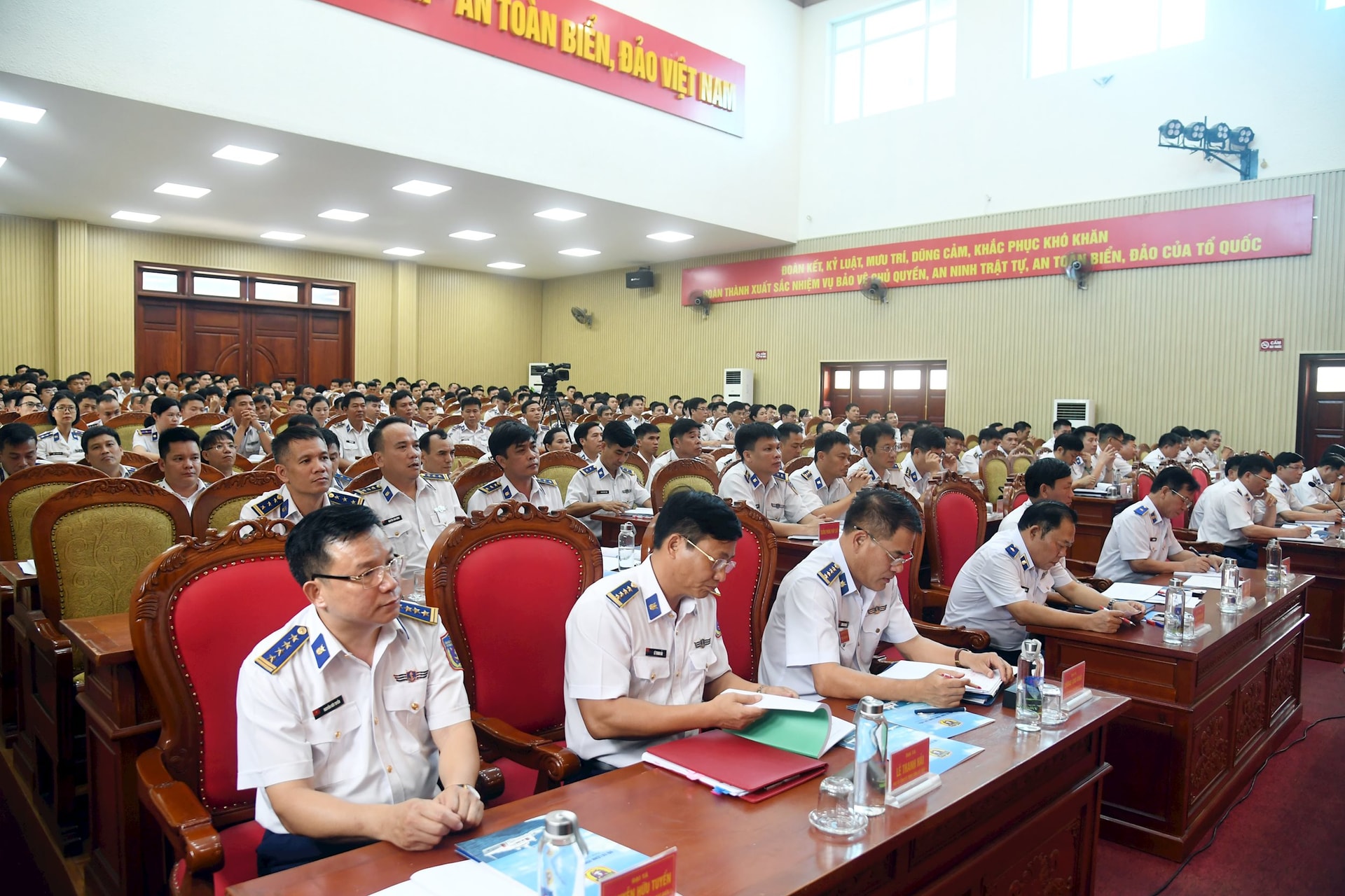 cac-dai-bieu-tham-du-hoi-nghi-doi-thoai-dan-chu.jpg
