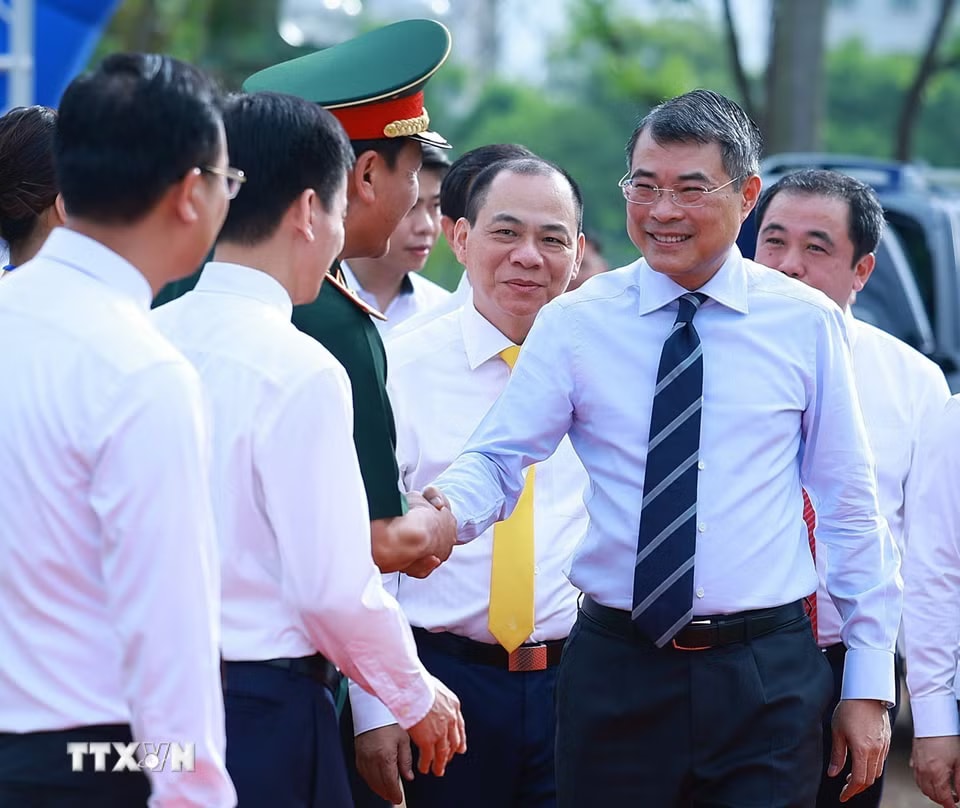 Thủ tướng Lê Minh Hưng đến dự Lễ khởi công dự án nhà ở cho thuê và 5 đường sắt đô thị thành phố Hà Nội. (Ảnh: Dương Giang/TTXVN)
