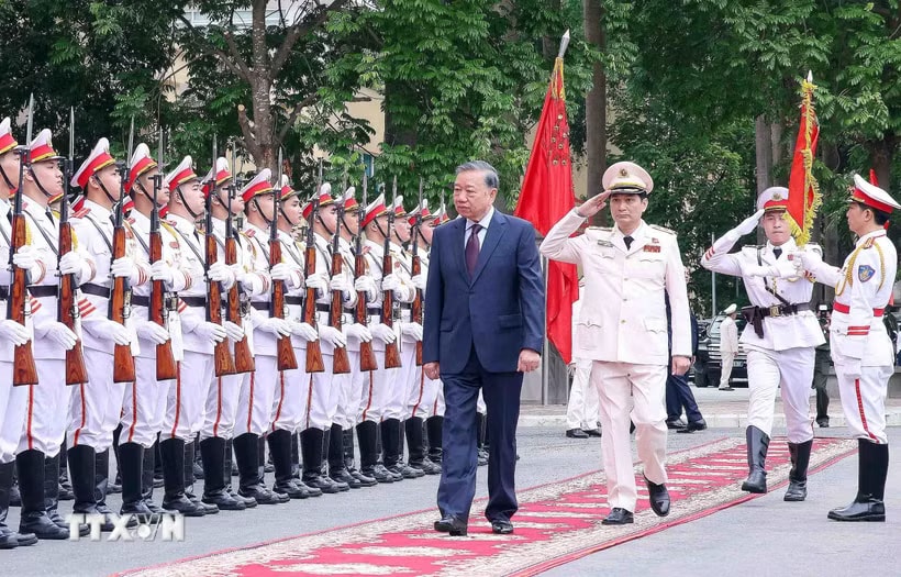 Tổng Bí thư, Chủ tịch nước Tô Lâm duyệt Đội danh dự Công an nhân dân. (Ảnh: Thống Nhất/TTXVN)