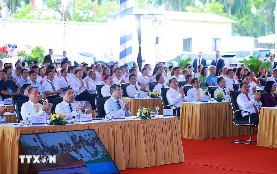 Thủ tướng Lê Minh Hưng và các đại biểu dự Lễ khởi công dự án nhà ở cho thuê và 5 đường sắt đô thị thành phố Hà Nội. (Ảnh: Dương Giang/TTXVN)