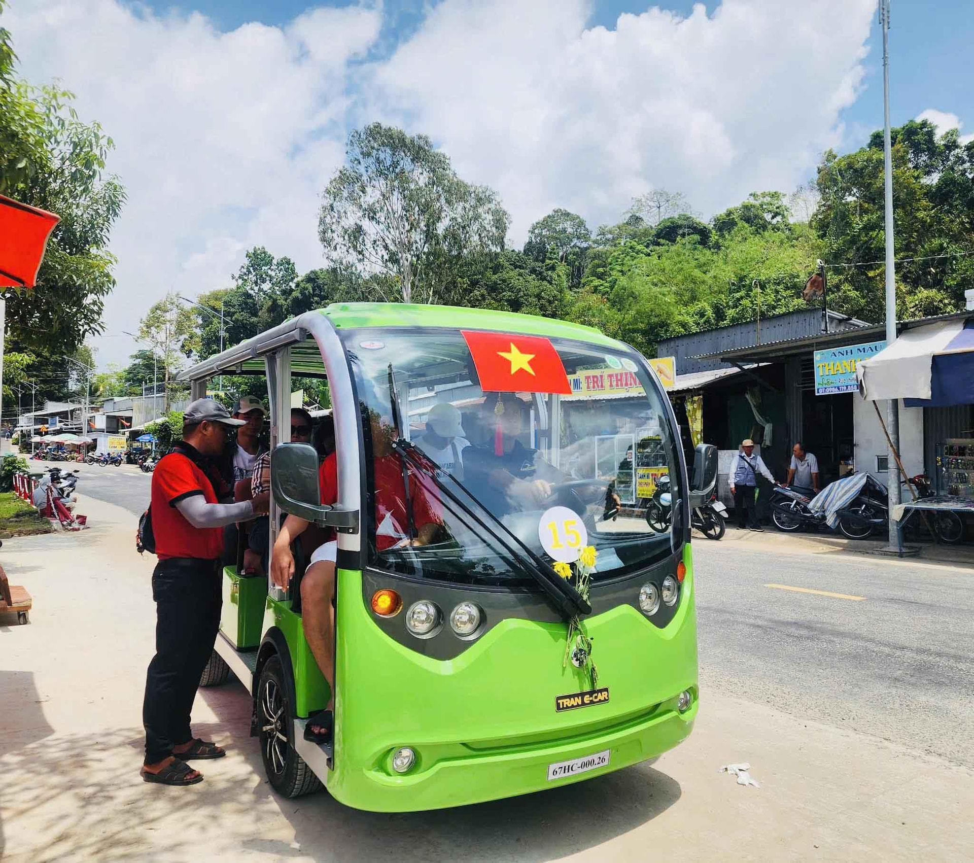 hinh3_xe-dien-duoc-nhieu-du-khach-lua-chon-khi-tham-quan-cac-diem-tren-dinh-nui-cam..jpg