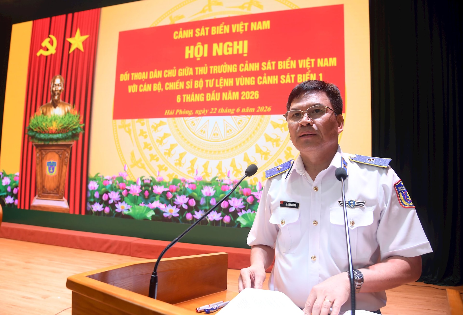 thieu-tuong-le-dinh-cuong-doi-thoai-dan-chu-voi-can-bo-chien-si-vung-canh-sat-bien-1.jpg
