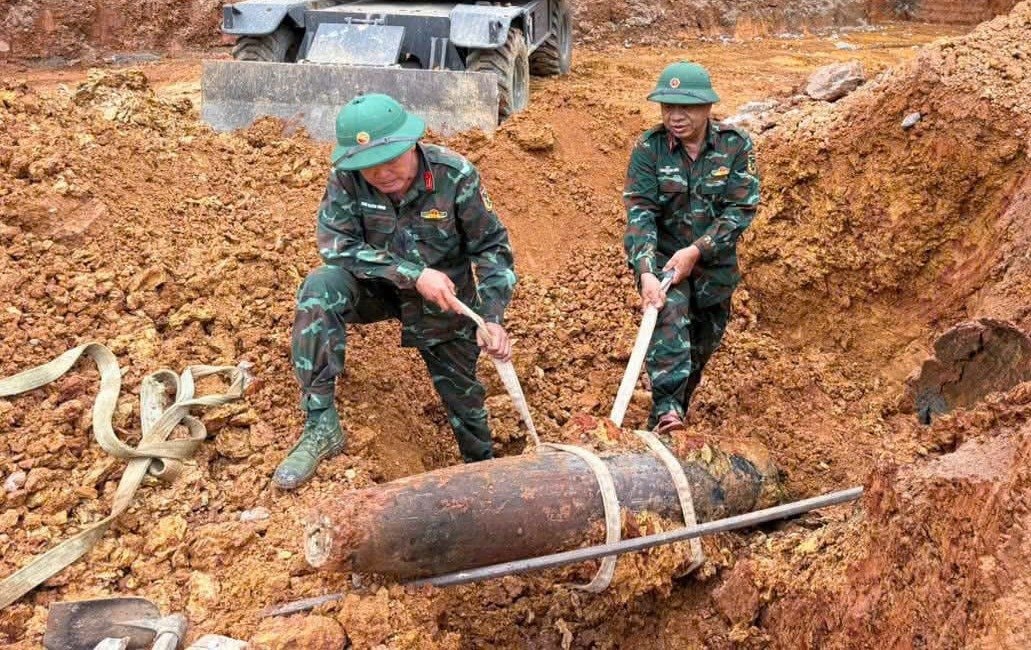 dao-mong-xay-truong-hoc-phat-hien-bom-250-kg-con-nguyen-kip-no-17822874802141710927092.jpg