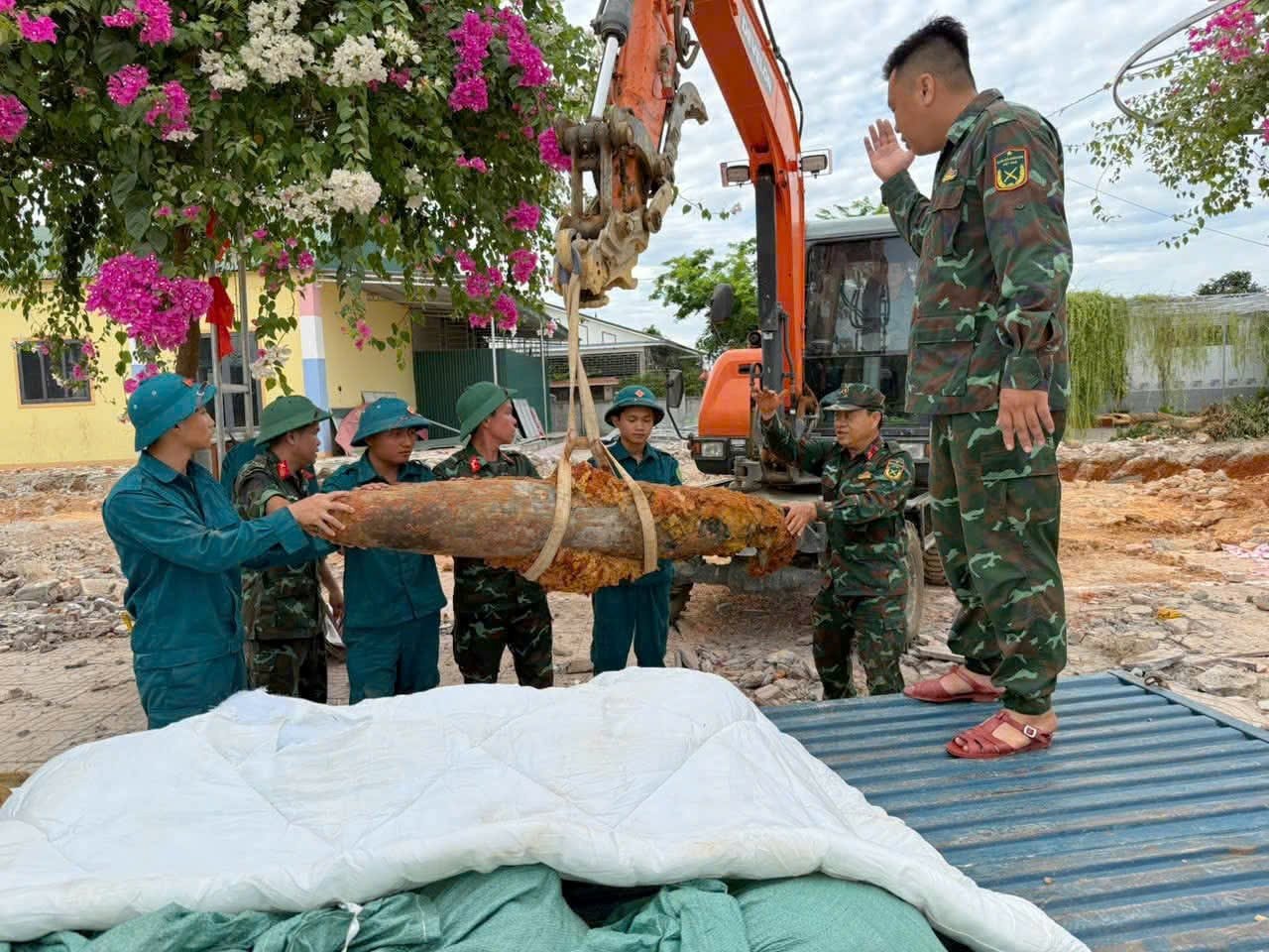 dao-mong-xay-truong-hoc-phat-hien-bom-250-kg-con-nguyen-kip-no1-17822874802251408128864.jpg