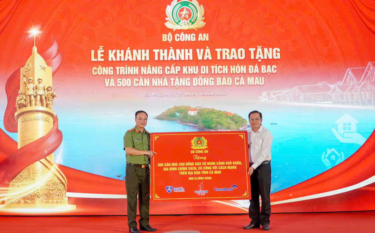 Thượng tướng Phạm Thế Tùng – Thứ trưởng Bộ Công an trao bảng tượng trưng tặng 500 căn nhà cho người dân có hoàn cảnh khó khăn trên địa bàn tỉnh.