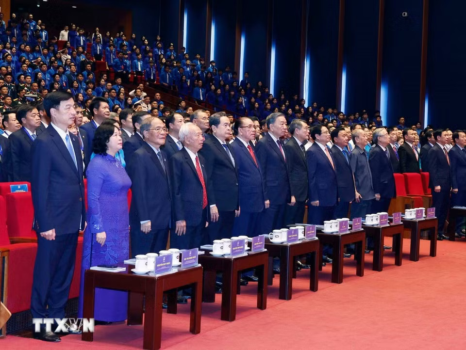 Tổng Bí thư, Chủ tịch nước Tô Lâm và các đại biểu thực hiện nghi lễ chào cờ. (Ảnh: Thống Nhất/TTXVN)