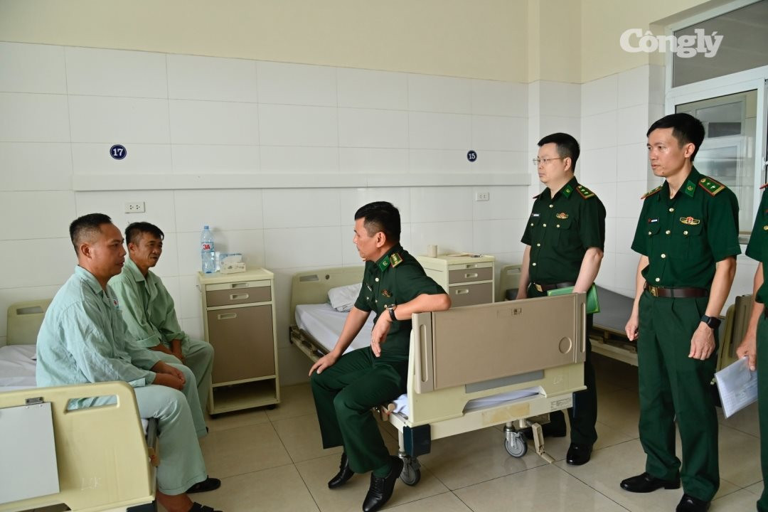 Đại tá Nguyễn Quang Hòa thăm động viên hai đồng chí bị thương.