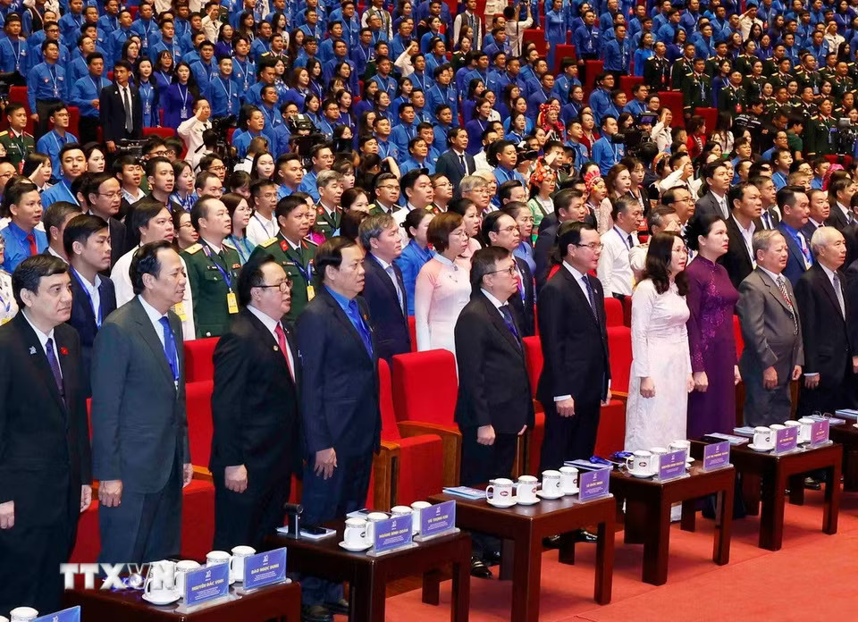 Các đại biểu thực hiện nghi lễ chào cờ. (Ảnh: Thống Nhất/TTXVN)