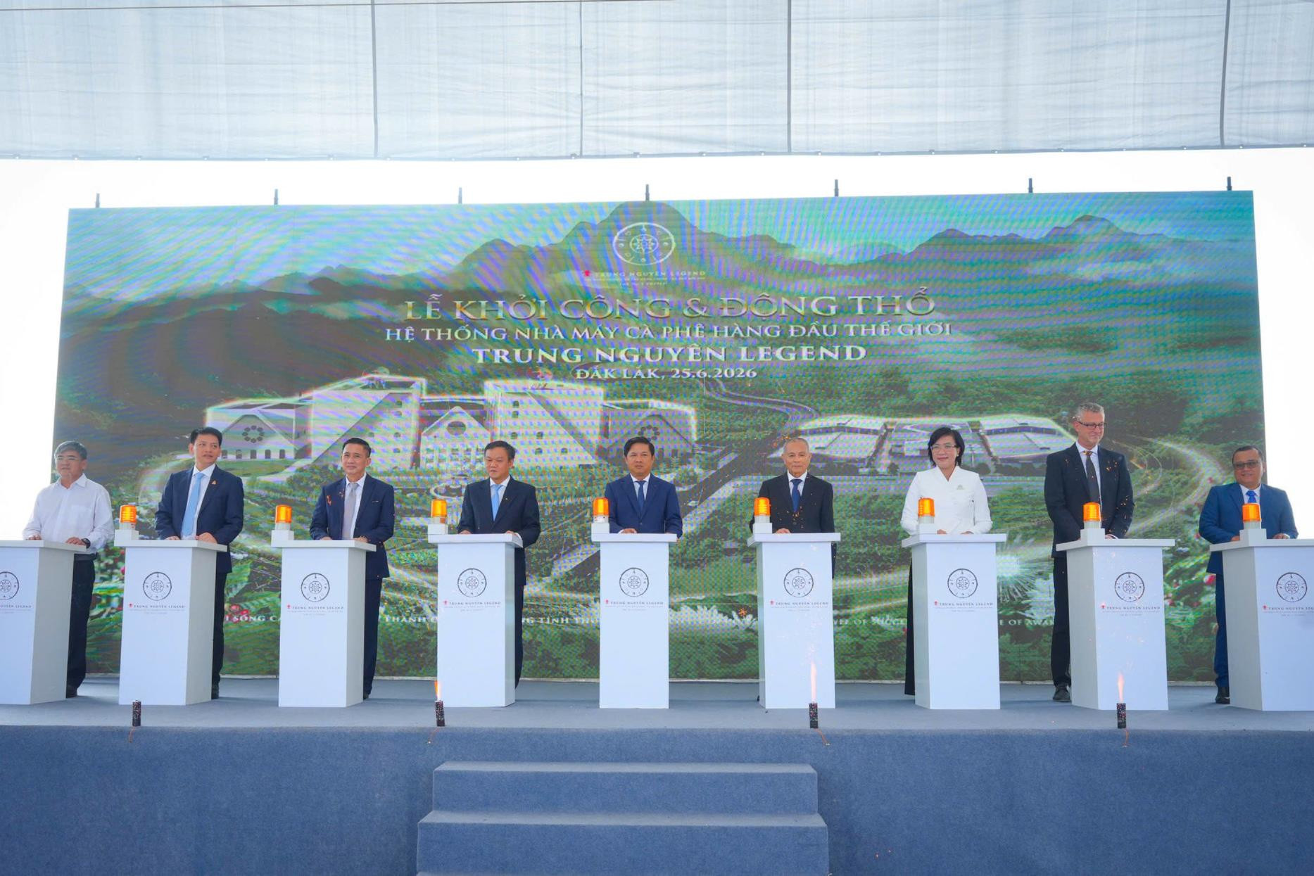 hinh-1-hinh-chu-ong-luong-nguyen-minh-triet-bi-thu-tinh-uy-dak-lak-dung-giua-thu-5-tu-trai-qua-va-cac-dai-bieu(1).jpg