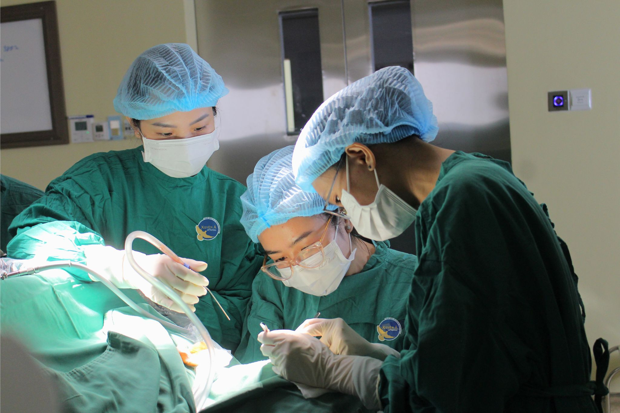 HÌNH EKIP PHẪU THUẬT1