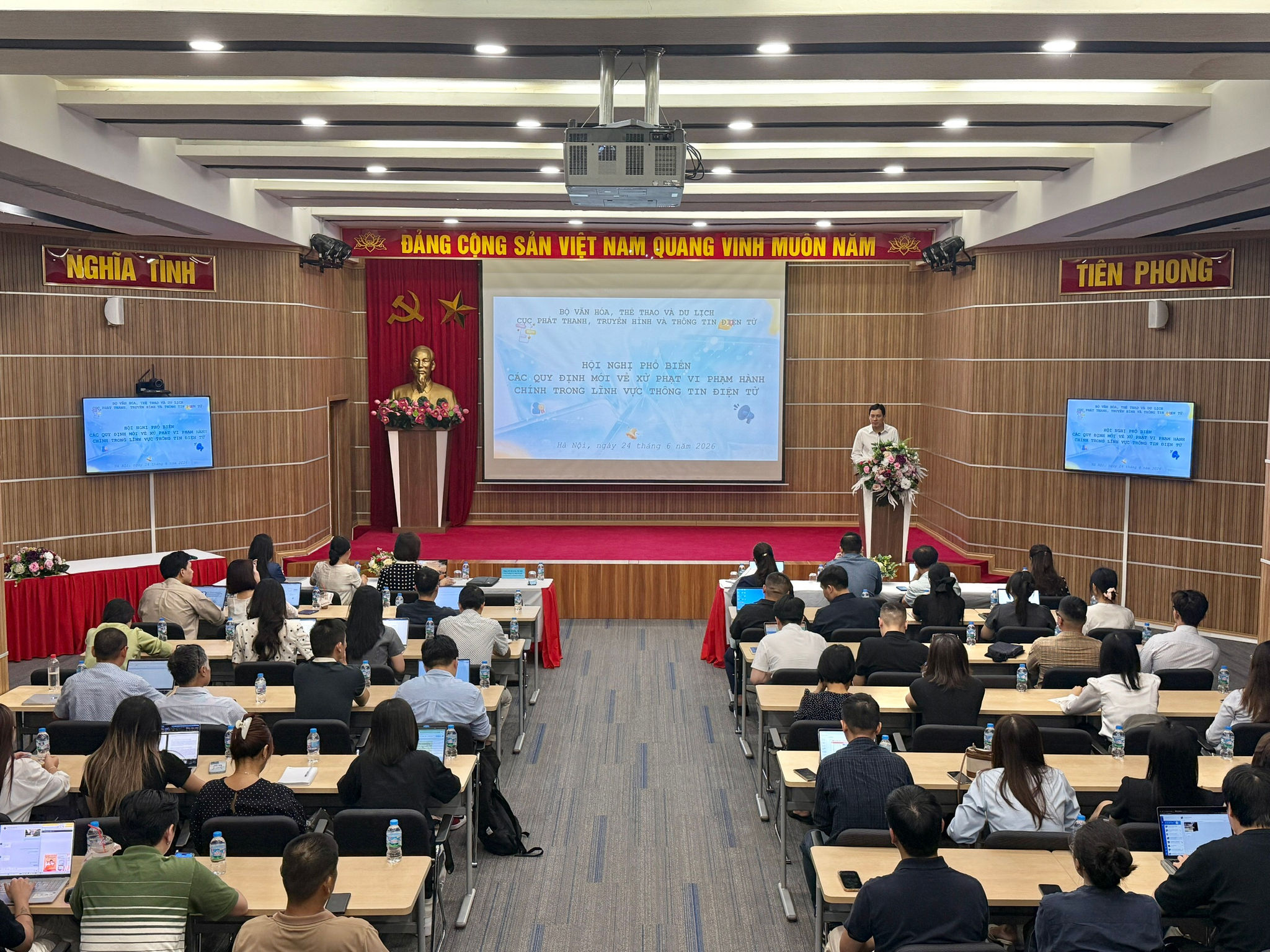 hoi-nghi-pho-bien-quy-dinh-moi-xu-phat-vi-pham-thong-tin-dien-tu.jpg