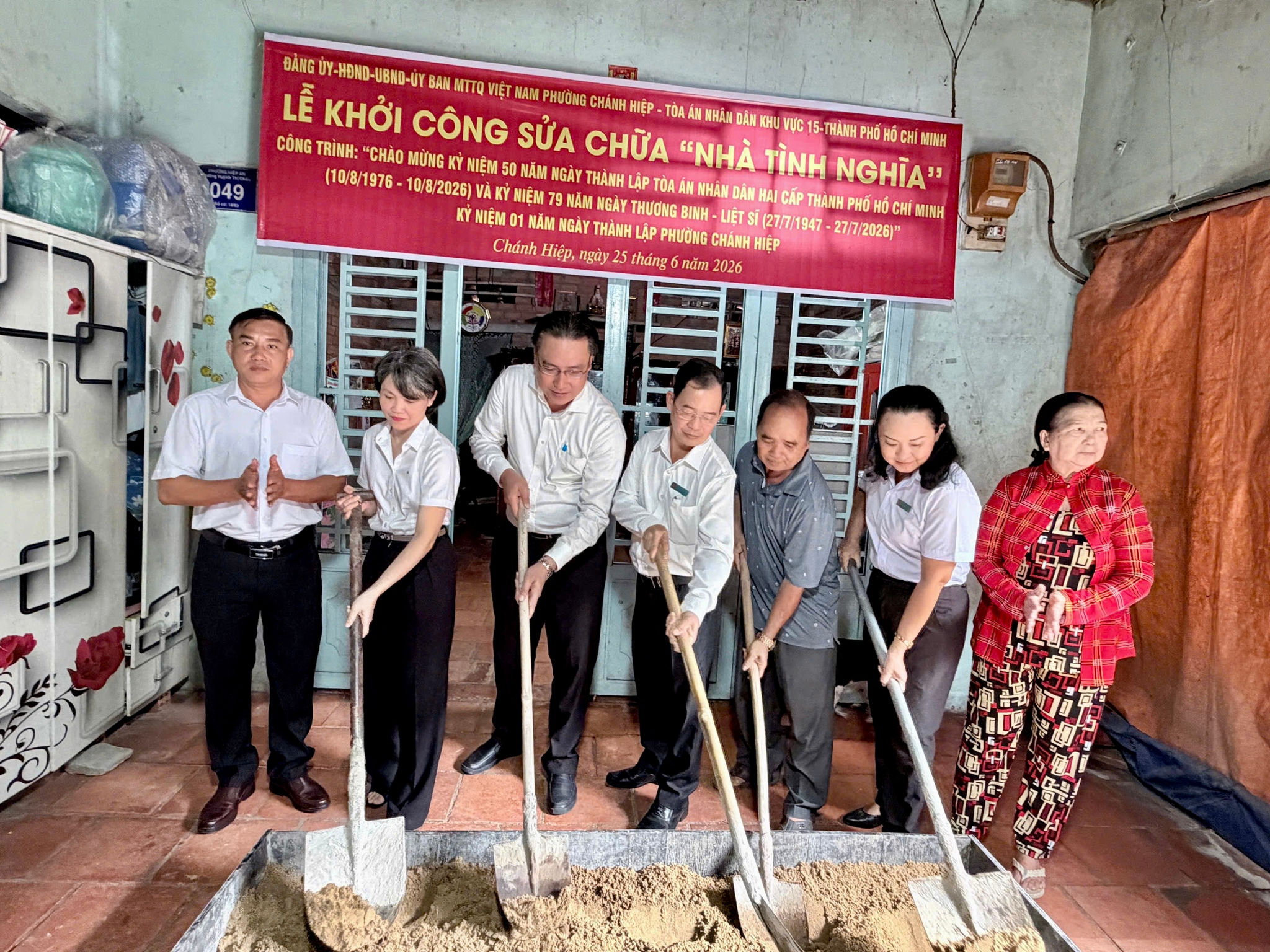Các đại biểu thực hiện nghi thức khởi công sửa chữa công trình “Nhà tình nghĩa” dành tặng gia đình ông Đặng Xuân Minh