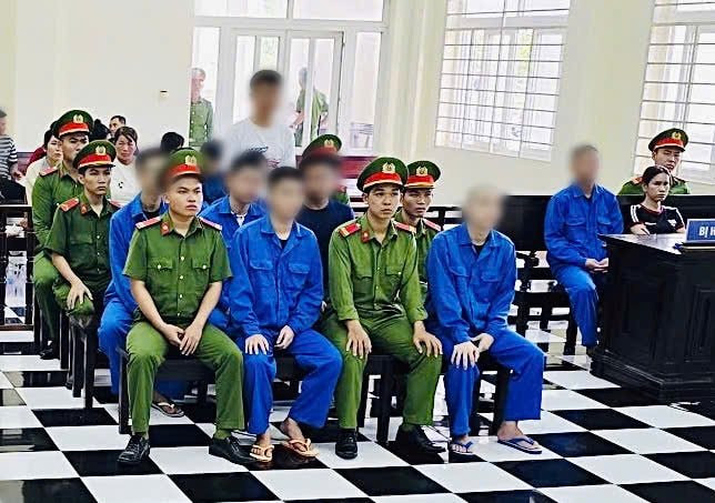 Phiên tòa xét xử nhóm thiếu niên phạm tội gây rối trật tự công cộng