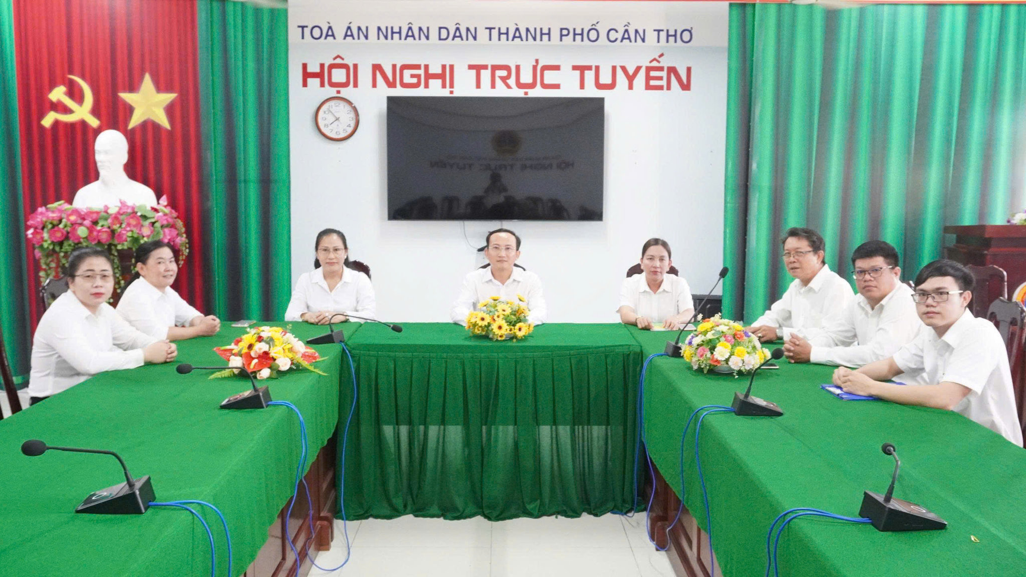 Phó Chánh án TAND TP Cần Thơ Phạm Quang Nhuận và Thẩm phán, thư ký Tòa gia đình và Người chưa thành niên