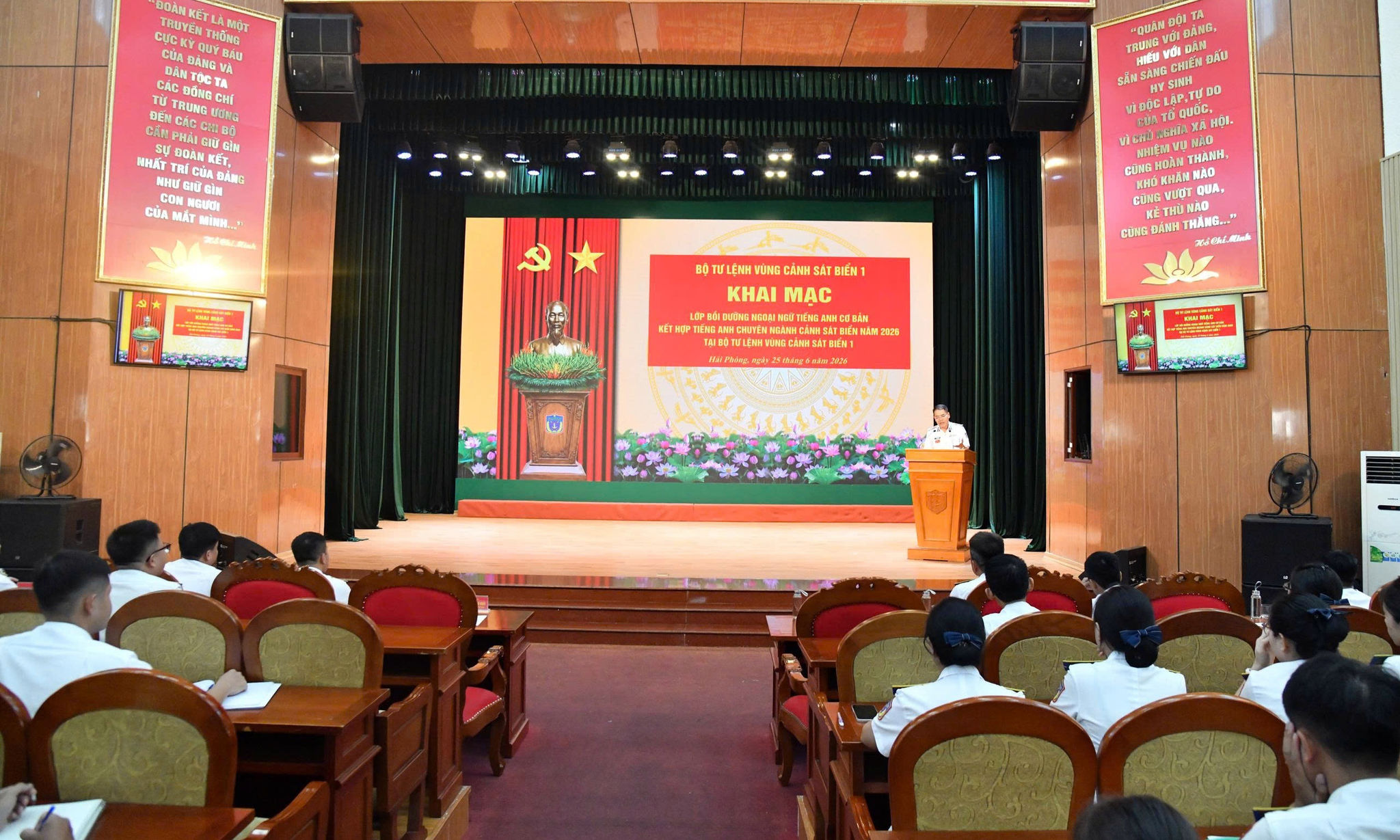 Quang cảnh khai mạc lớp bồi dưỡng ngoại ngữ tiếng Anh