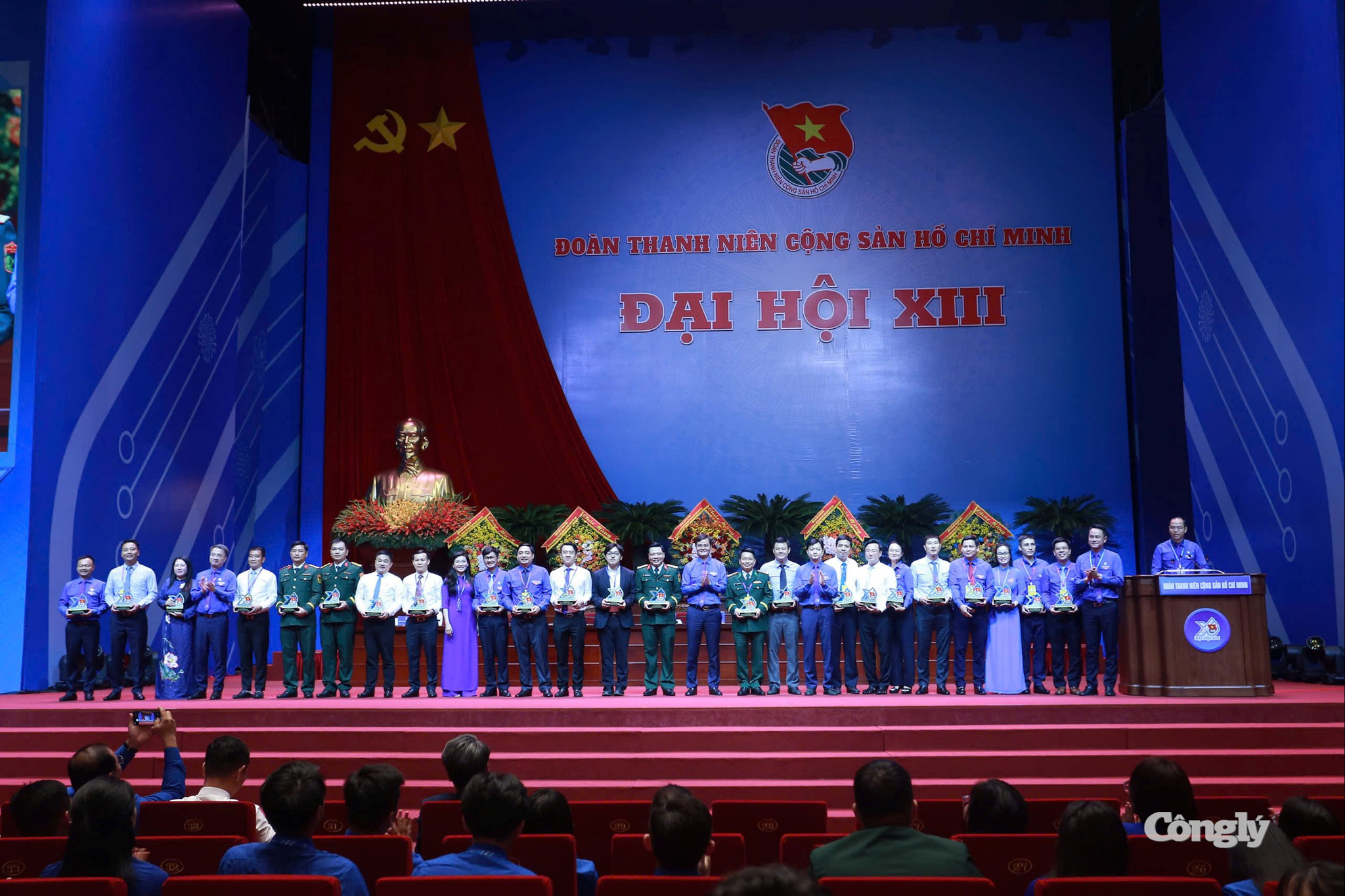 Tặng quà tri ân các anh, chị BCH khóa XII không tái cử