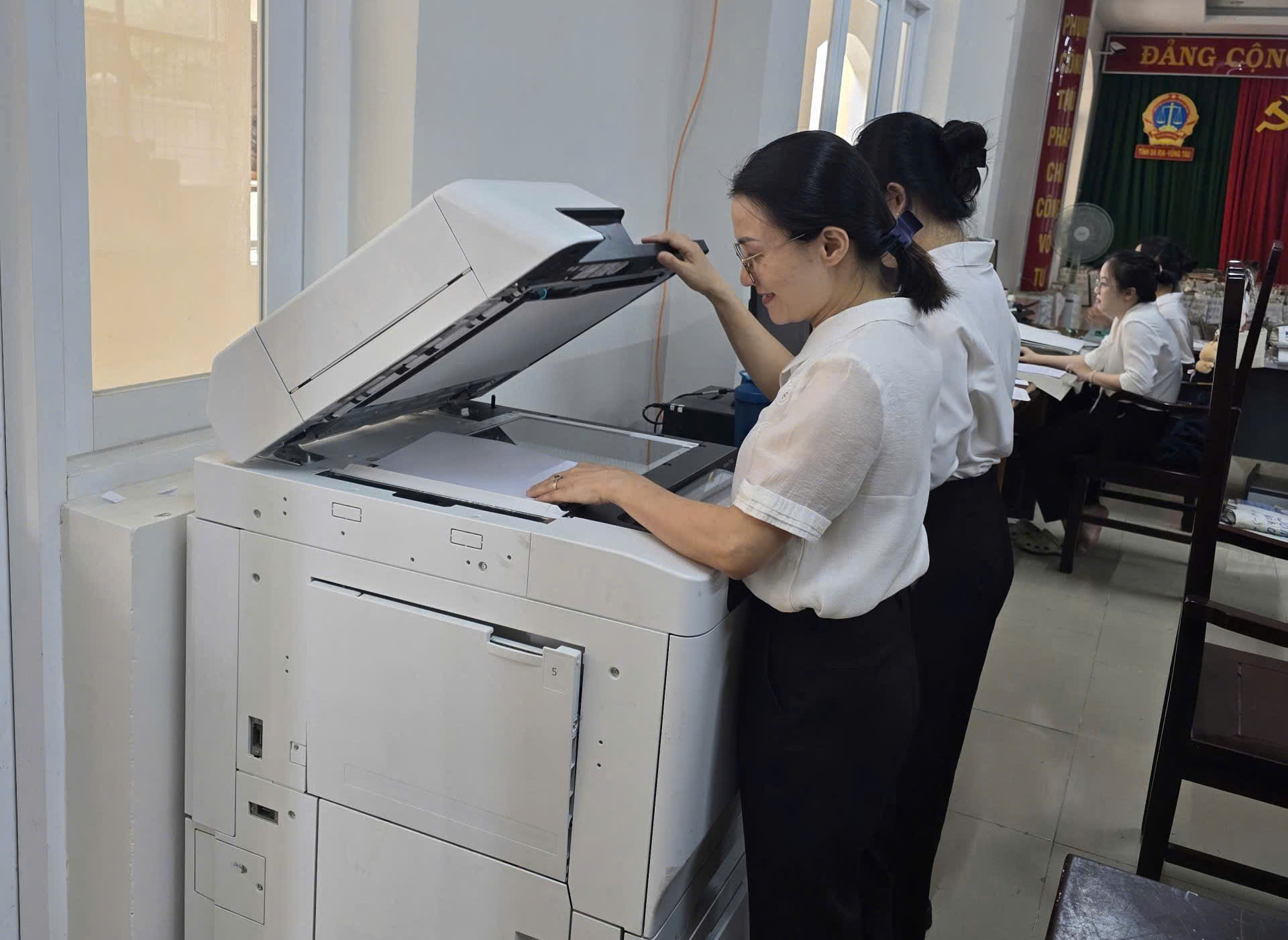 Cán bộ, nhân viên tập trung xử lý từng tập hồ sơ và scan tài liệu.