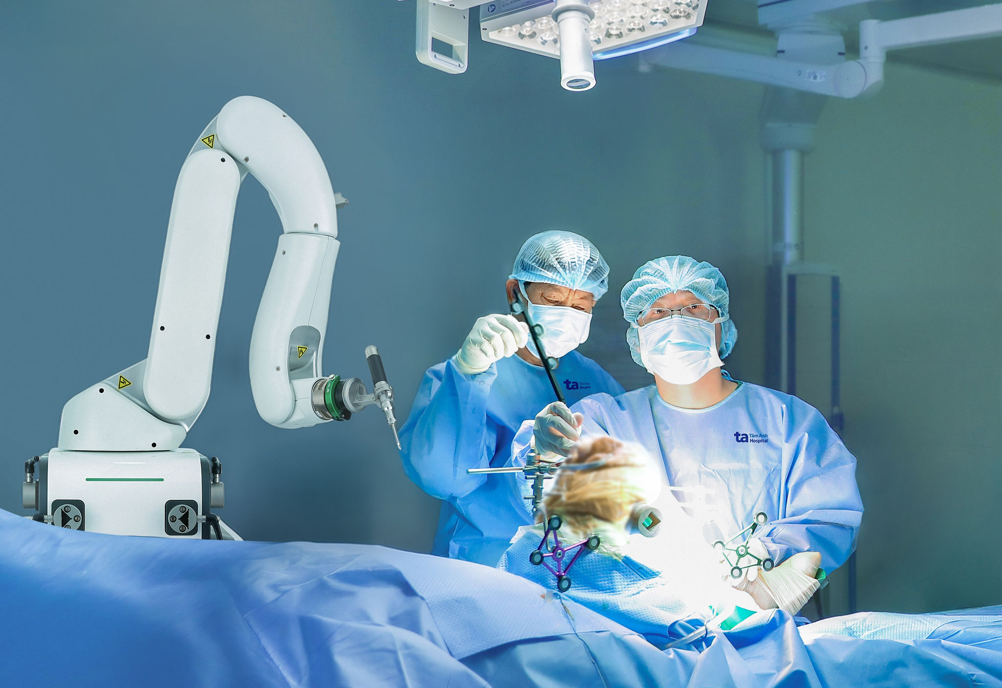 Bác sĩ đang dùng robot AI CUVIS-Joint phẫu thuật thay khớp cho người bệnh. Ảnh_ Bệnh viện Đa khoa Tâm Anh