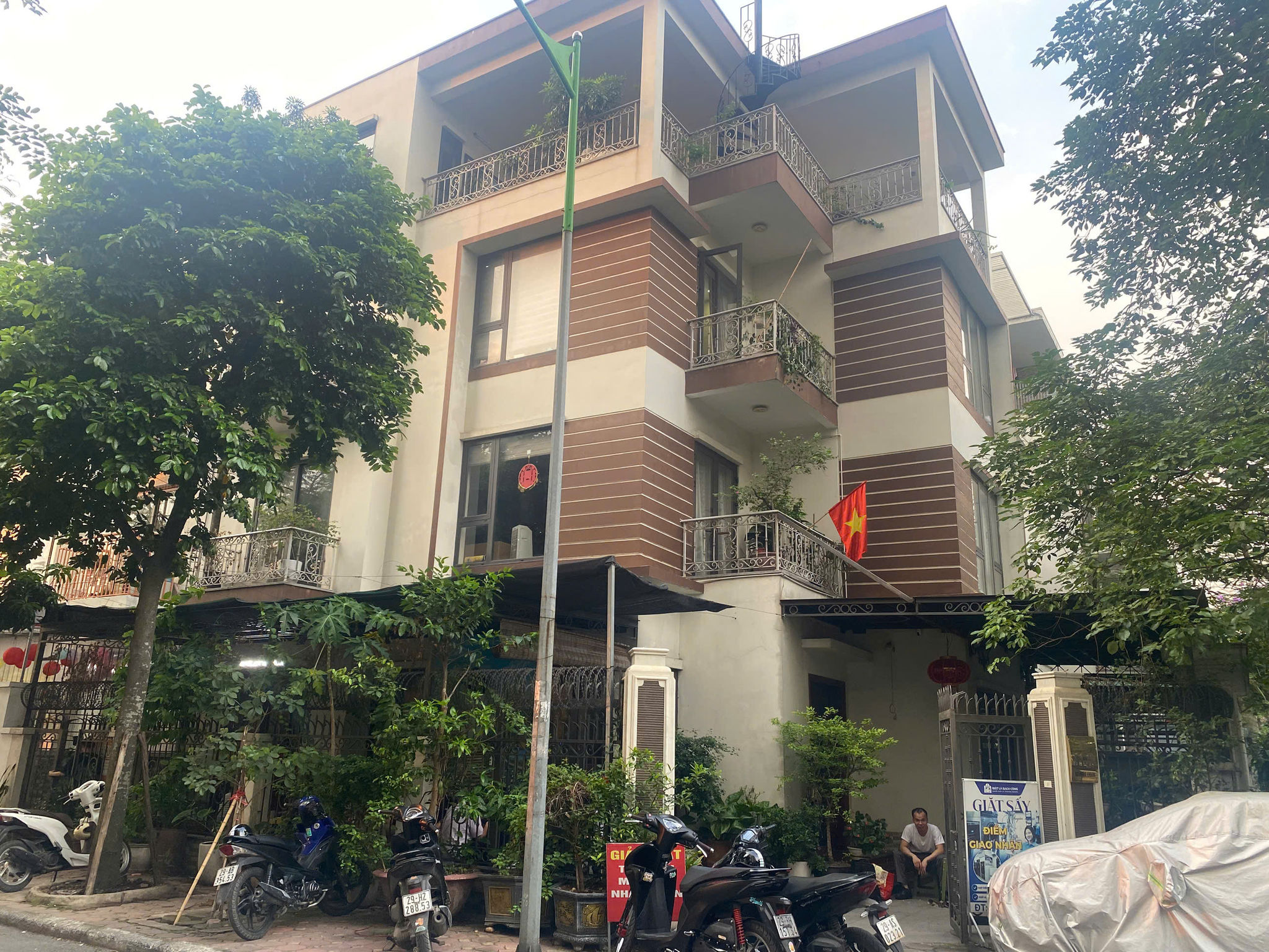 Giữa khu đô thị Phùng Khoang ngày càng phát triển, nhiều căn nhà đã được xây dựng khang trang và có người dân sinh sống ổn định suốt nhiều năm. Thế nhưng đến nay, không ít căn vẫn chưa được cấp Giấy chứng nhận quyền sử dụng đất, khiến quyền lợi hợp pháp của người sở hữu tiếp tục bị treo lơ lửng.