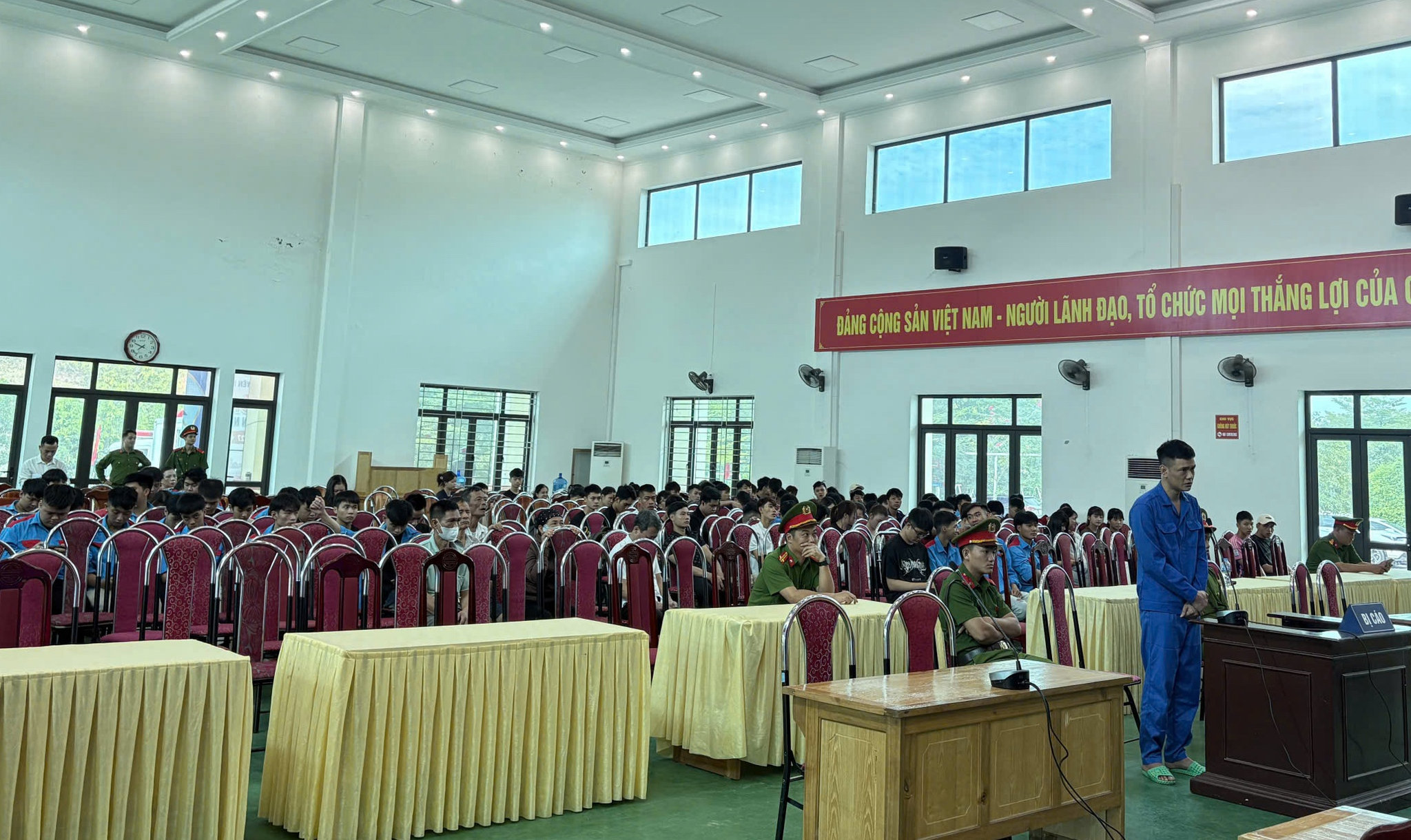 Hoi truongToàn cảnh