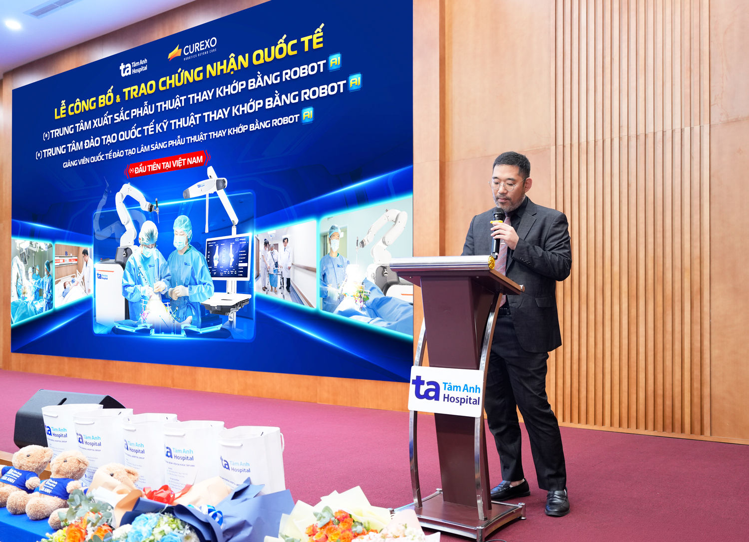 Ông Cho Young Jean - Giám đốc Thương mại quốc tế hãng robot CUREXO, phát biểu tại lễ trao chứng nhận quốc tế xuất sắc cho Bệnh viện Tâm Anh. Ảnh_ Bệnh viện Đa khoa Tâm Anh 1