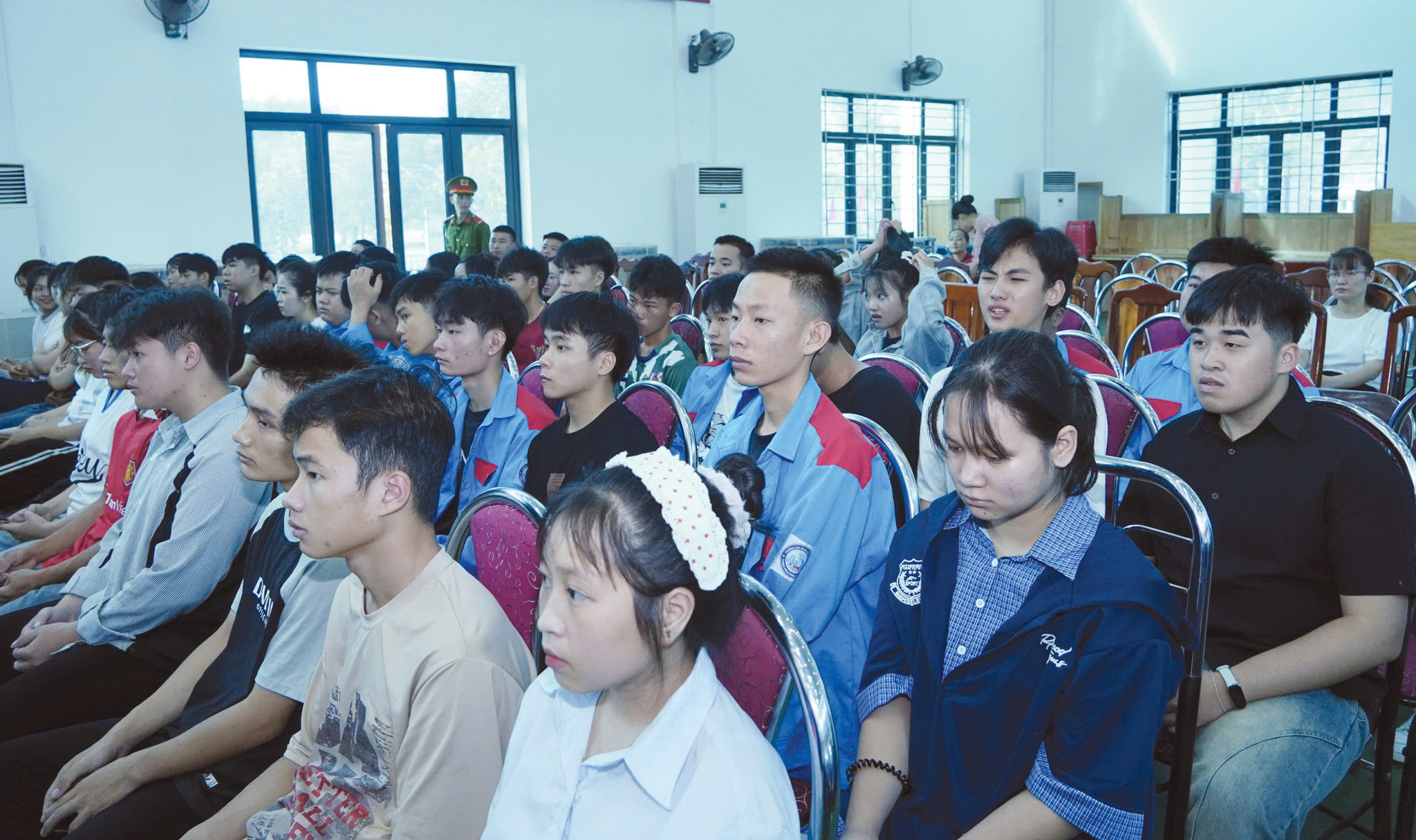SV lang nghe