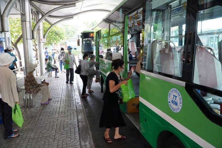 từng bước chuyển sang xe buýt điện cùng với chính sách miễn phí vé, hy vọng lần này có thể tạo nên một cuộc hồi sinh lần thứ hai của xe buýt,