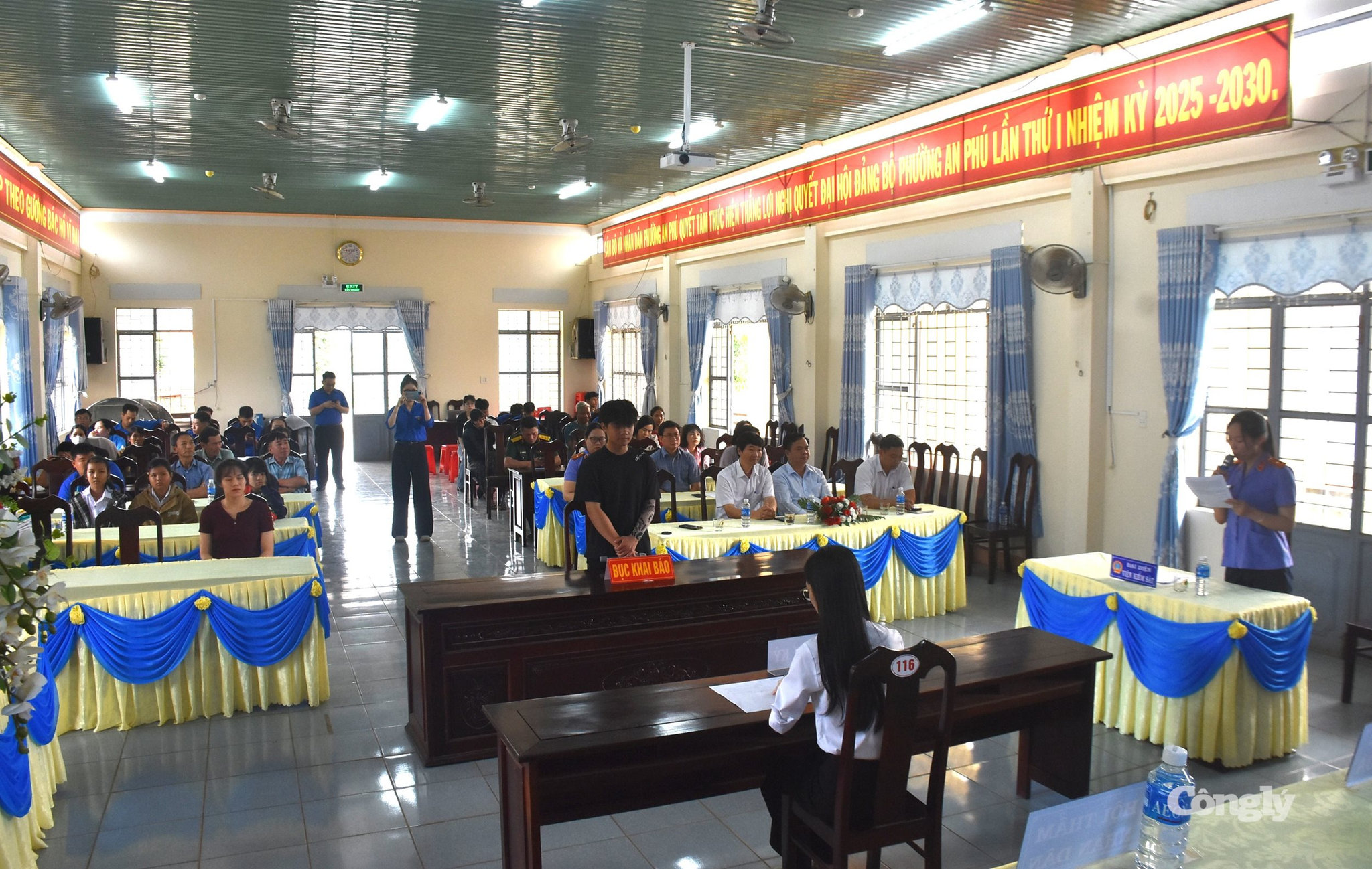 Phiên tòa giả định nhìn từ trên xuống.