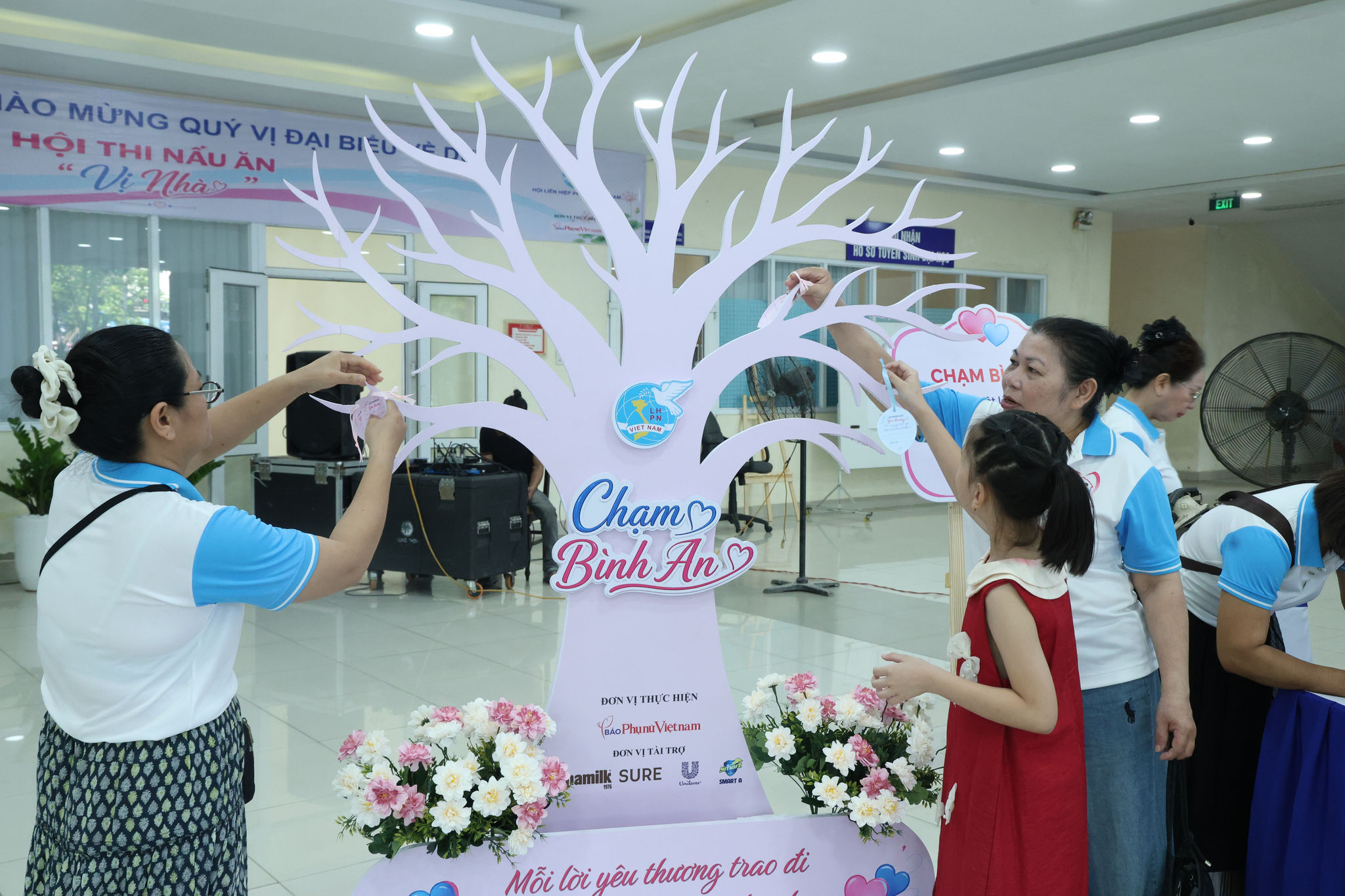 Người tham dự viết lời yêu thương gắn 1 điểm Chạm bình an tại buổi lễ
