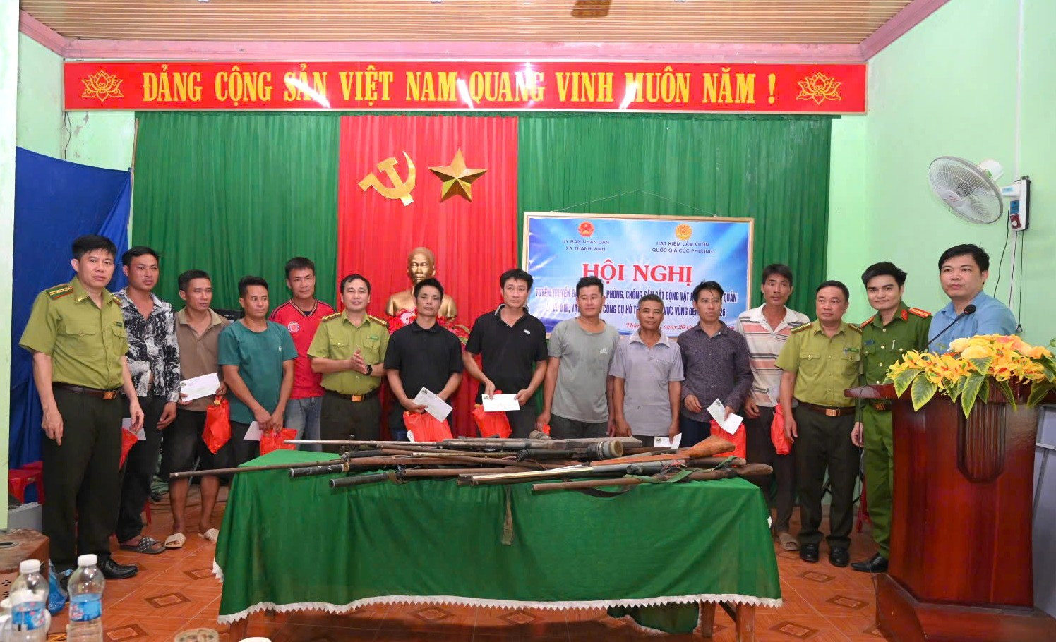 van_dong_nguoi_dan_giao_nop_vu_khi.jpg