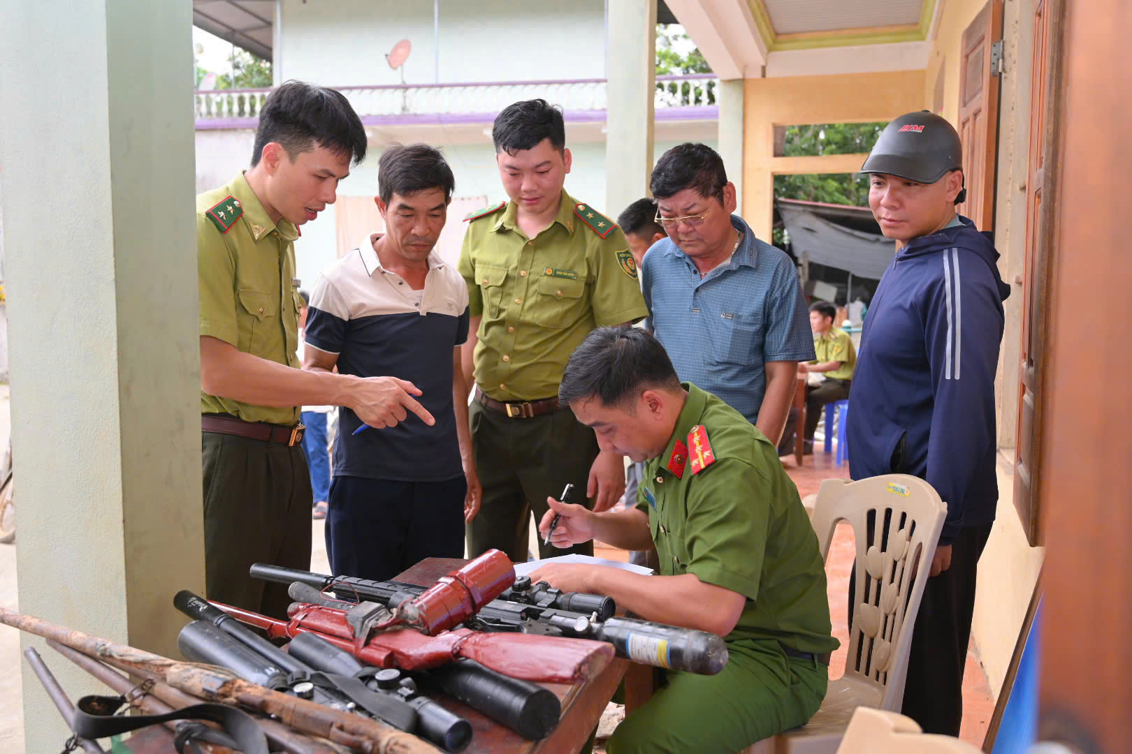 van_dong_nguoi_dan_giao_nop_vu_khi_anh2.jpg