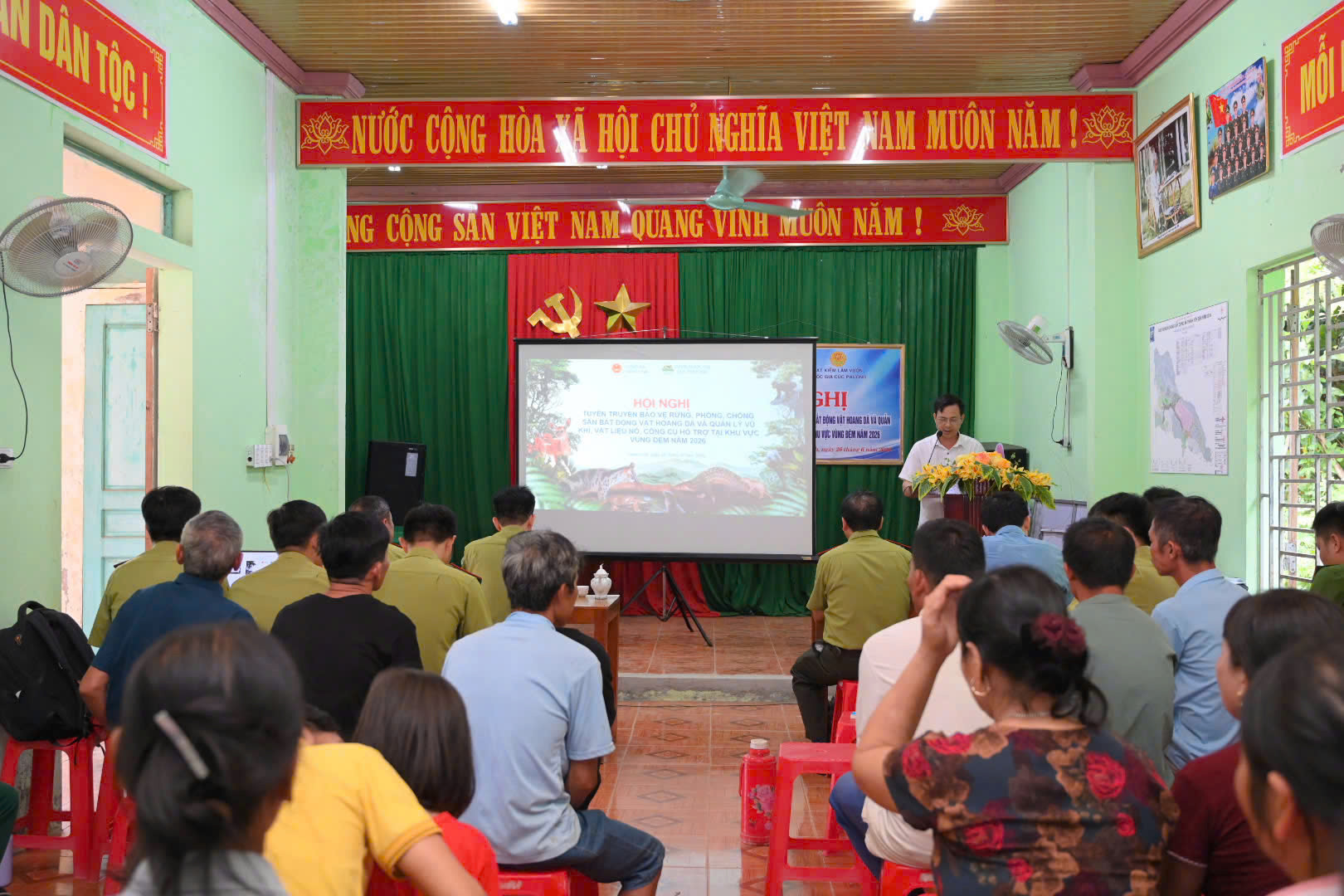 van_dong_nguoi_dan_giao_nop_vu_khi_anh3.jpg