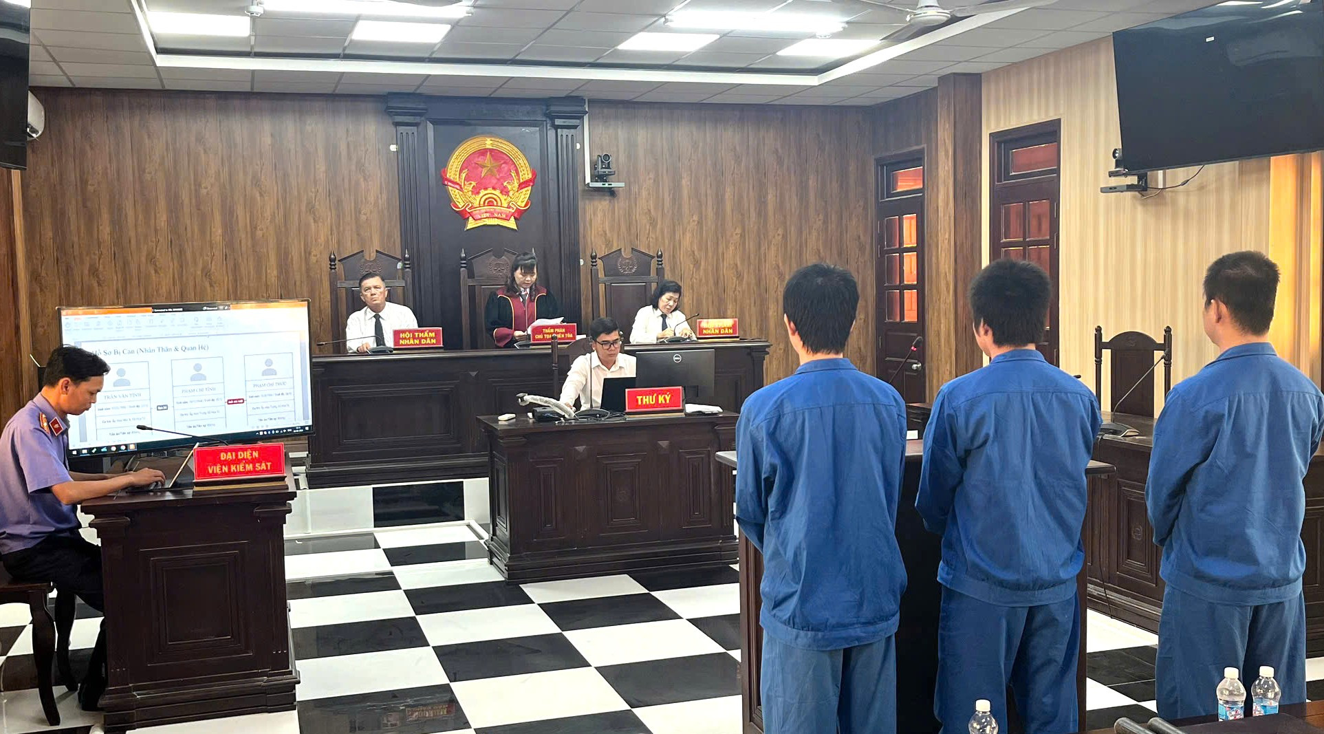 Quang cảnh phiên tòa.