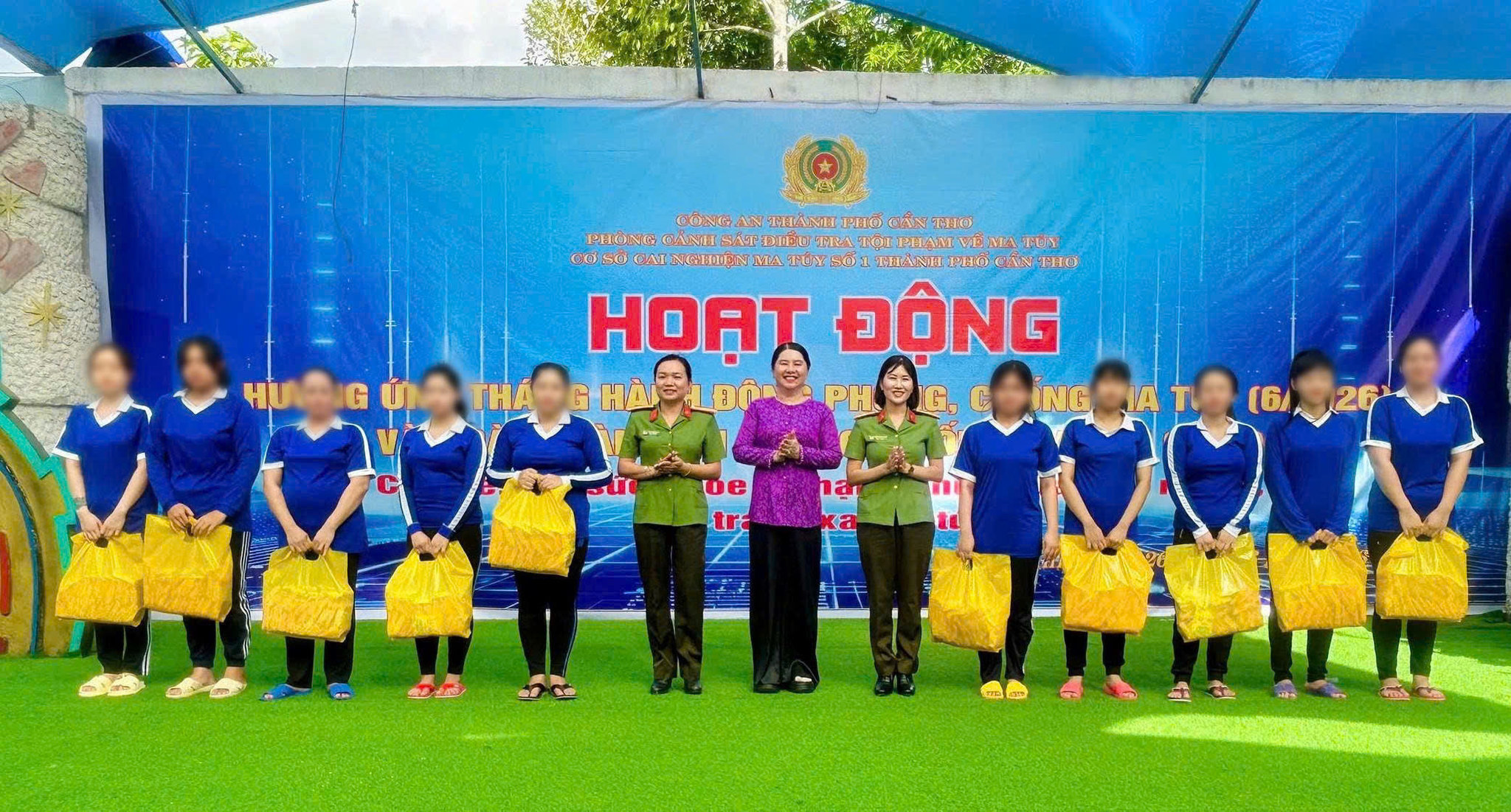 Đại diện Ban Phụ nữ Công an thành phố tặng quà cho các học viên nữ.