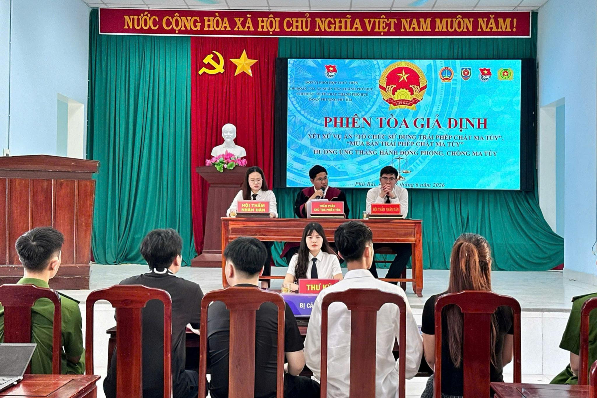 phiên tòa giả định